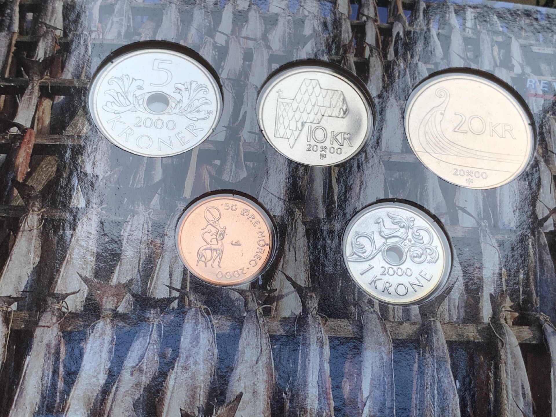 《竞宝斋》第74场-套币裸币专场 本周日，周一，周四.3场连拍（全场不限金额包邮） 卡装 挪威 2000年 哈拉尔五世国王 五枚套 不同面值 封装套币