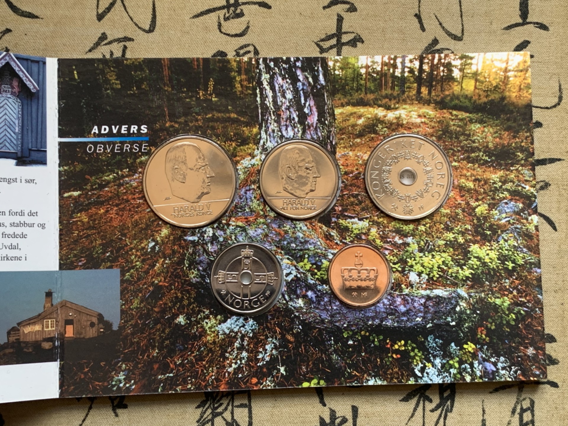 《竞宝斋》第74场-套币裸币专场 本周日，周一，周四.3场连拍（全场不限金额包邮） 卡装 挪威 2003年 哈拉尔五世国王 五枚套 不同面值 封装套币