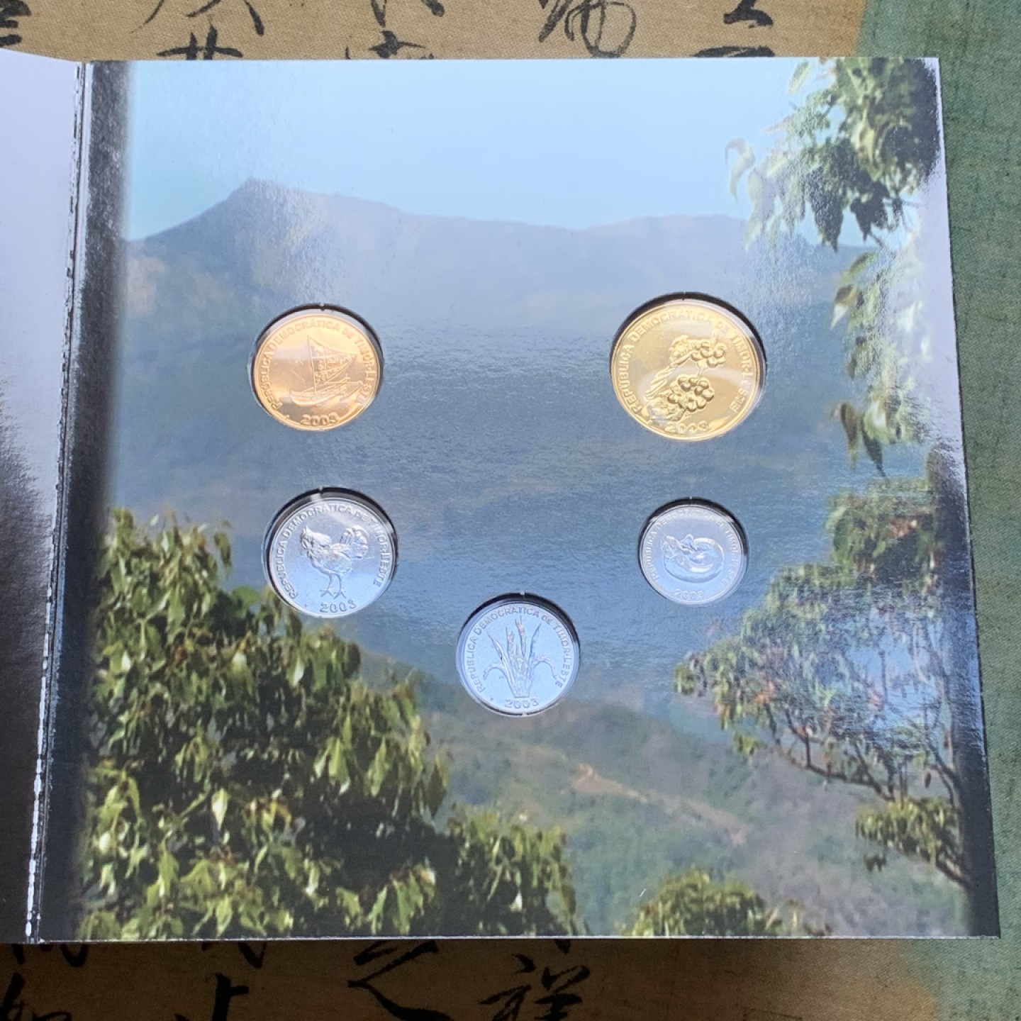 《竞宝斋》第74场-套币裸币专场 本周日，周一，周四.3场连拍（全场不限金额包邮） 卡装 东帝汶2003年 五枚套 封装套币