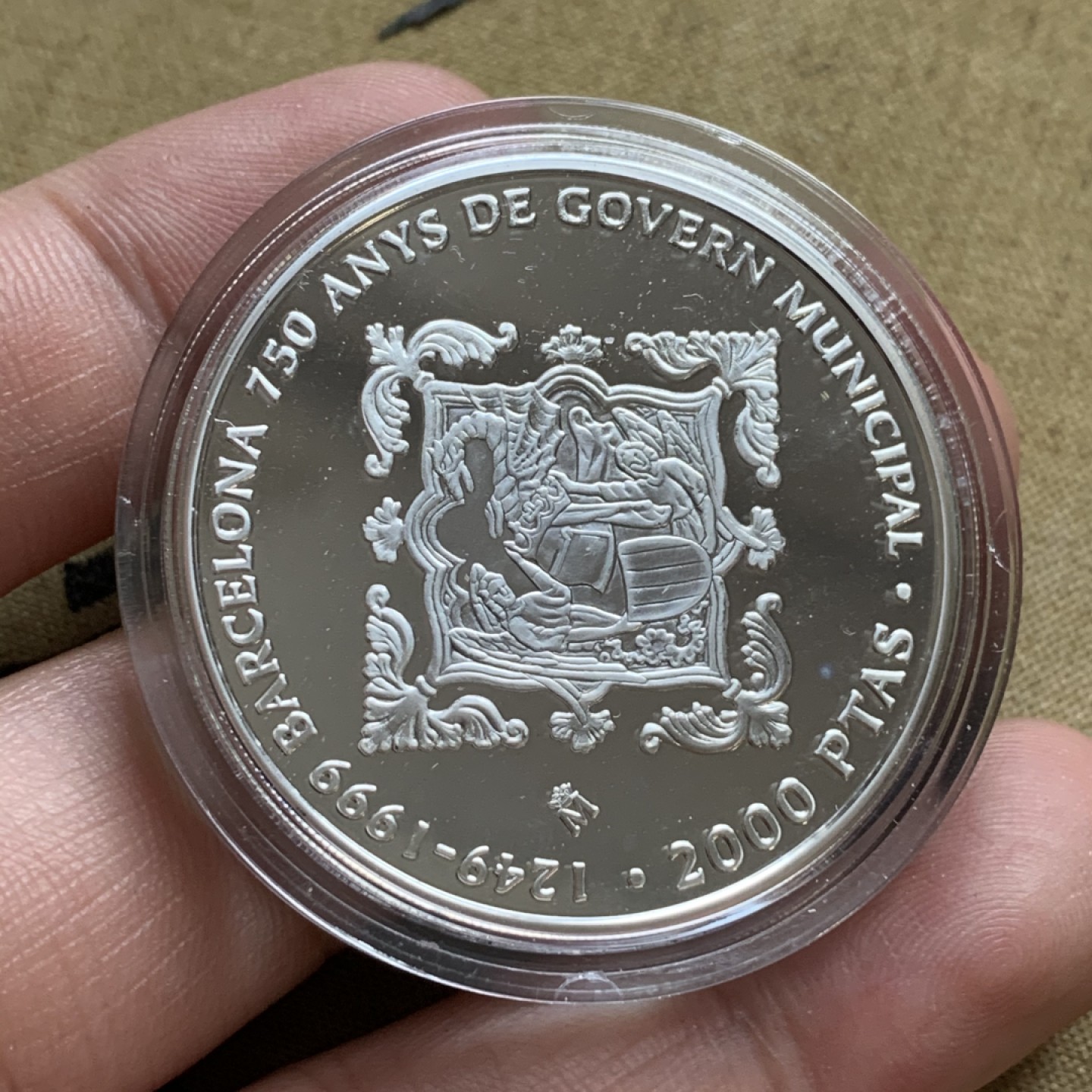 《竞宝斋》第74场-套币裸币专场 本周日，周一，周四.3场连拍（全场不限金额包邮） 原盒证书 西班牙1999年巴塞罗那市政府成立 750 周年 2000比塞塔精制大银币