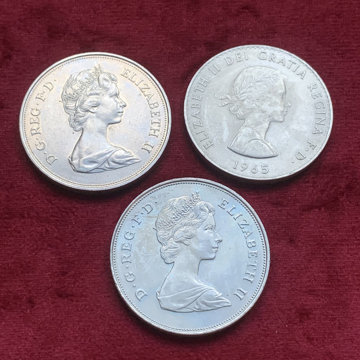 《竞宝斋》第74场-套币裸币专场 本周日，周一，周四.3场连拍（全场不限金额包邮） 英国 克朗型大型纪念币3枚一组 1965丘吉尔1克朗+伊丽莎白与菲利普结婚25周年纪念+戴安娜与查尔斯结婚纪念