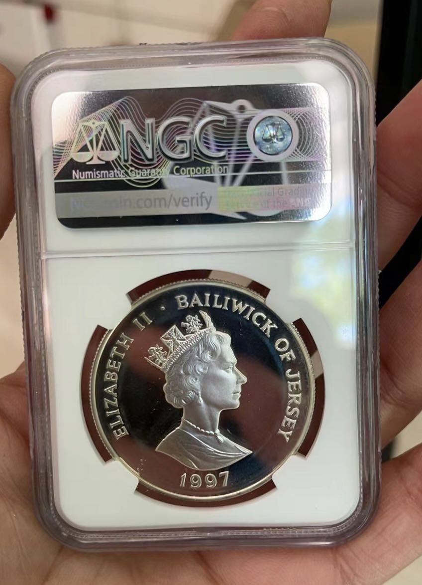 【麦克币章收藏】拍卖第二期 英属泽西岛英女王金婚5镑精制银币，见证着大英皇室相濡以沫的爱情