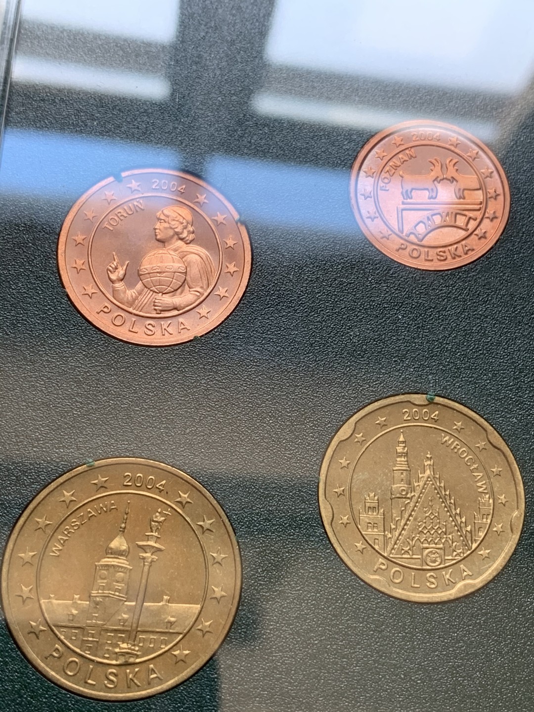 《竞宝斋》第74场-套币裸币专场 本周日，周一，周四.3场连拍（全场不限金额包邮） 卡装 波兰2004年 八枚套1分到2欧元 ESSAI厂试铸欧元套币