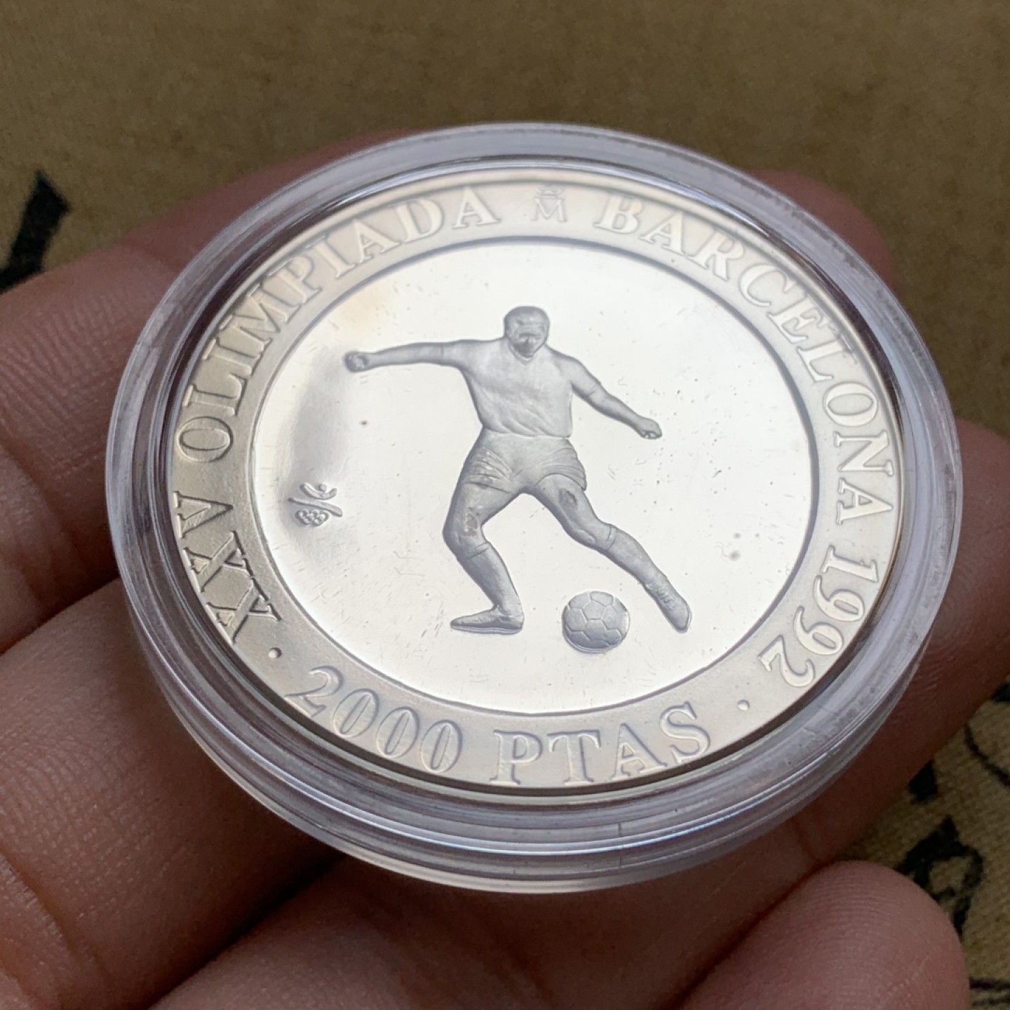 《竞宝斋》第74场-套币裸币专场 本周日，周一，周四.3场连拍（全场不限金额包邮） 原盒证书 西班牙 1992年 巴塞罗那奥运足球 2000比塞塔 精制大银币 27克