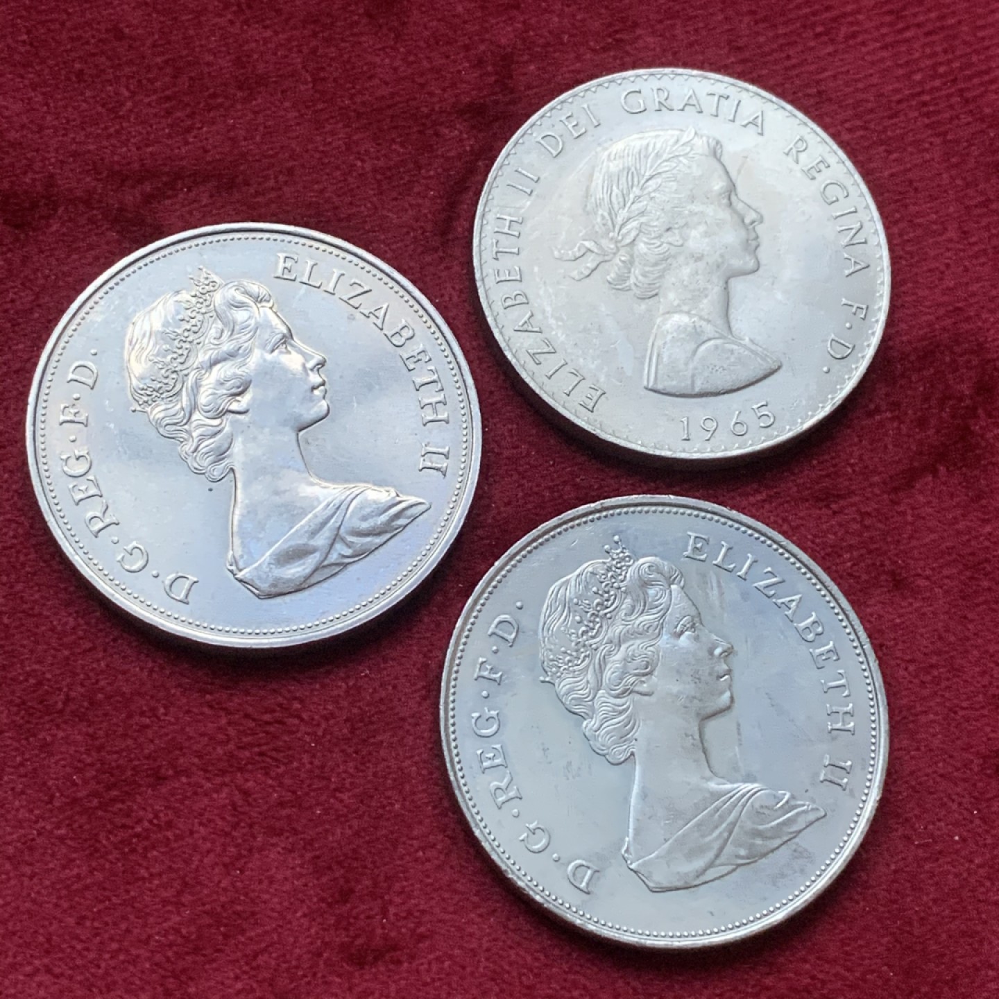 《竞宝斋》第74场-套币裸币专场 本周日，周一，周四.3场连拍（全场不限金额包邮） 英国 克朗型大型纪念币3枚一组 1965丘吉尔1克朗+伊丽莎白与菲利普结婚25周年纪念+戴安娜与查尔斯结婚纪念