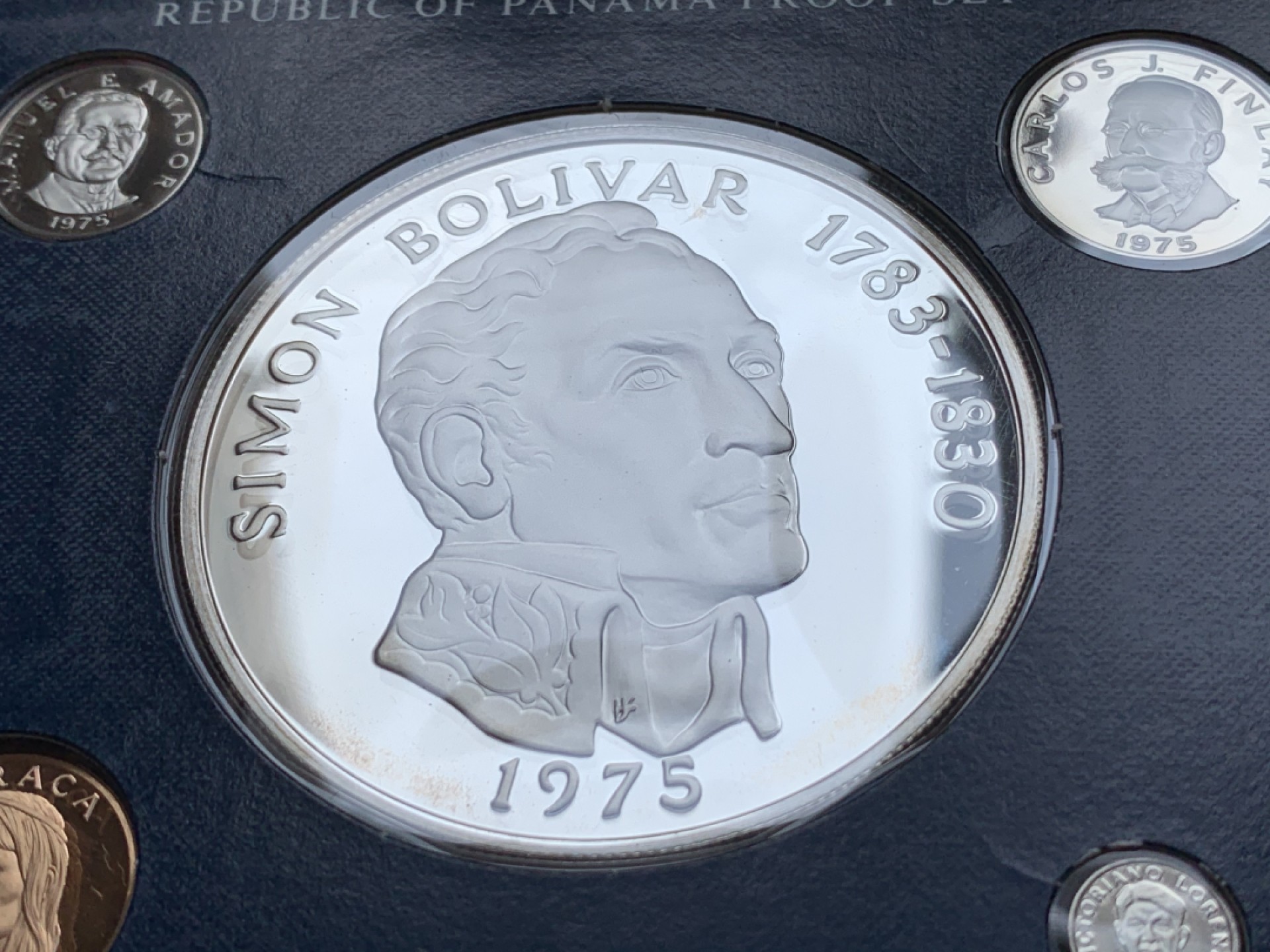 《竞宝斋》第74场-套币裸币专场 本周日，周一，周四.3场连拍（全场不限金额包邮） 原盒证书 巴拿马1975年精制套币9枚 其中三枚最大的是925银币 总银币重量192克