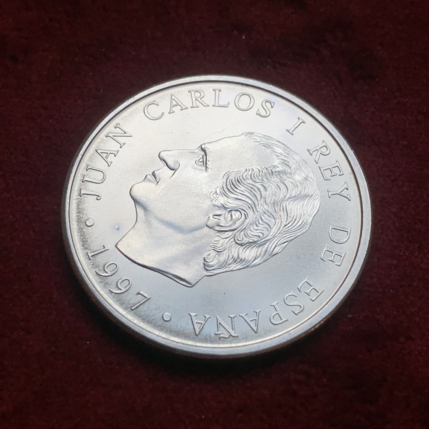 《竞宝斋》第74场-套币裸币专场 本周日，周一，周四.3场连拍（全场不限金额包邮） 原封装西班牙1997年唐诘柯德2000比塞塔大银币 18克