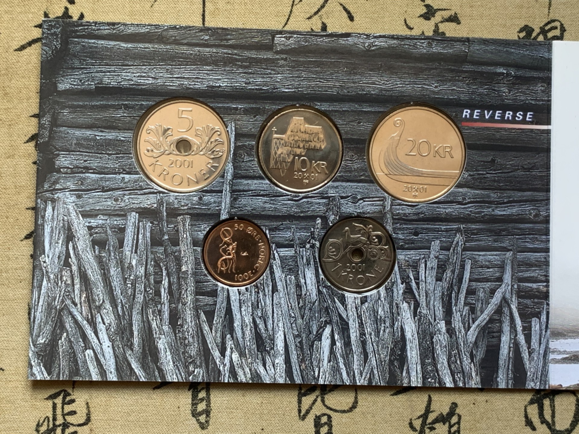 《竞宝斋》第74场-套币裸币专场 本周日，周一，周四.3场连拍（全场不限金额包邮） 卡装 挪威 2001年 哈拉尔五世国王 五枚套 不同面值 封装套币