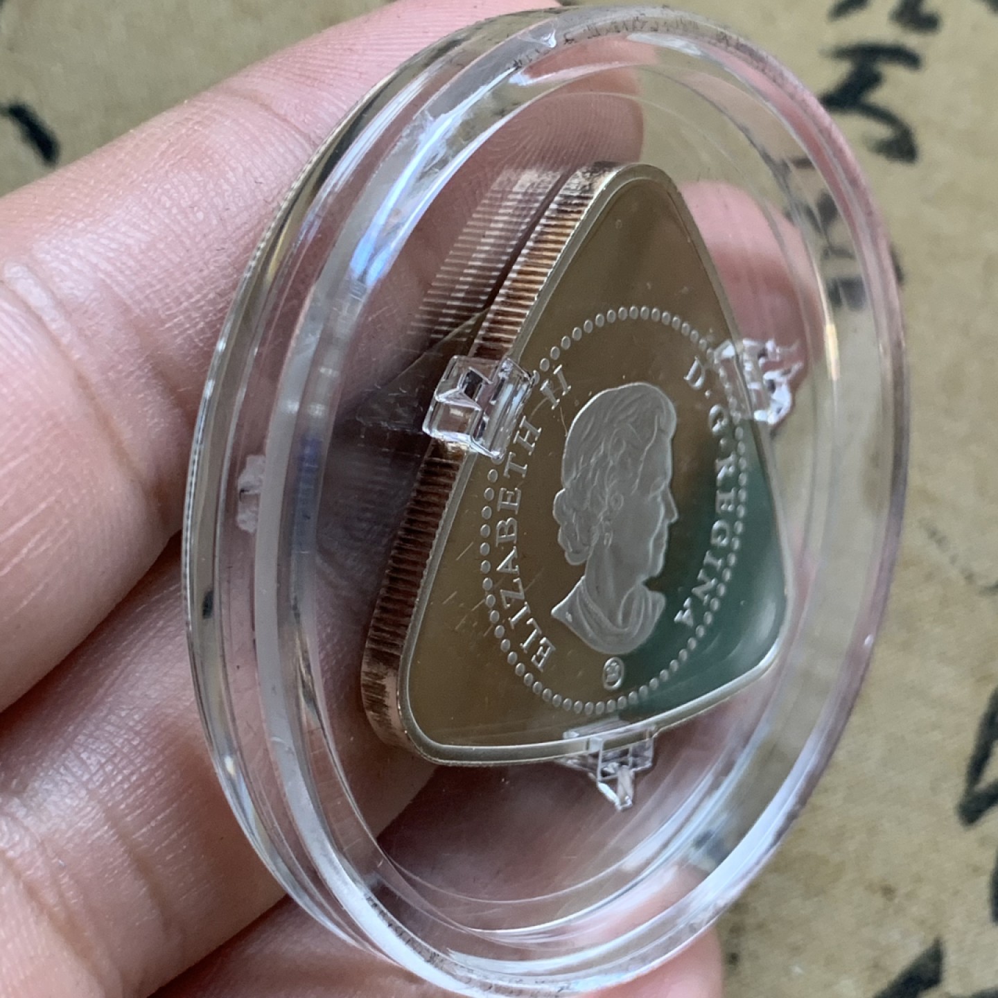 《竞宝斋》第74场-套币裸币专场 本周日，周一，周四.3场连拍（全场不限金额包邮） 原盒证书 加拿大2008年 奶牛三角精制银币 20克925银 加拿大唯一一款三角形银币