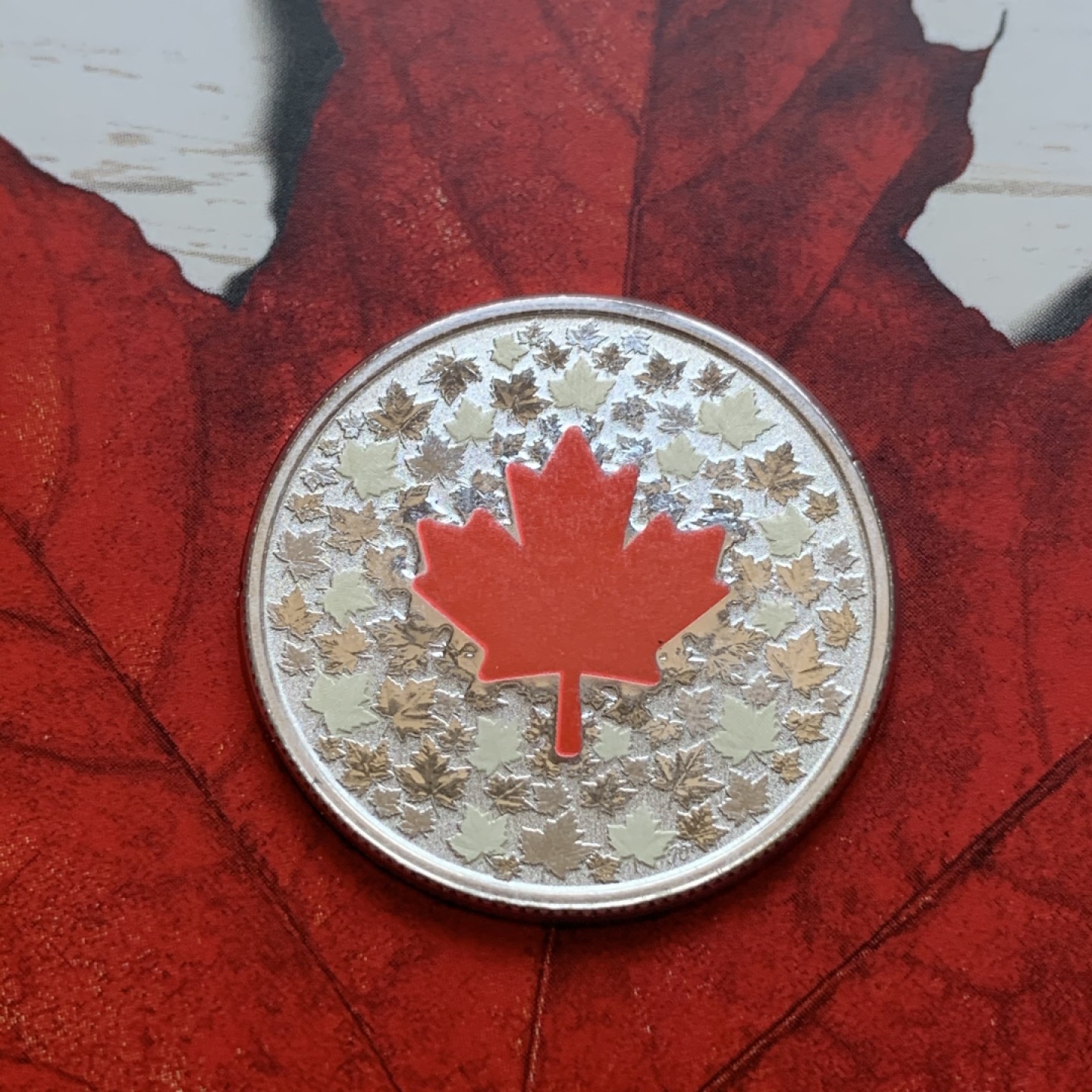《竞宝斋》第74场-套币裸币专场 本周日，周一，周四.3场连拍（全场不限金额包邮） 礼品装 加拿大2018年 5元 大红枫叶彩色银币 8克 纯银