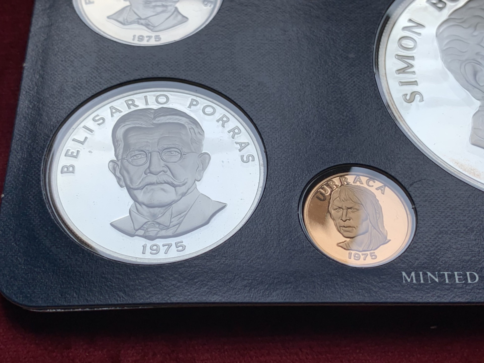 《竞宝斋》第74场-套币裸币专场 本周日，周一，周四.3场连拍（全场不限金额包邮） 原盒证书 巴拿马1975年精制套币9枚 其中三枚最大的是925银币 总银币重量192克