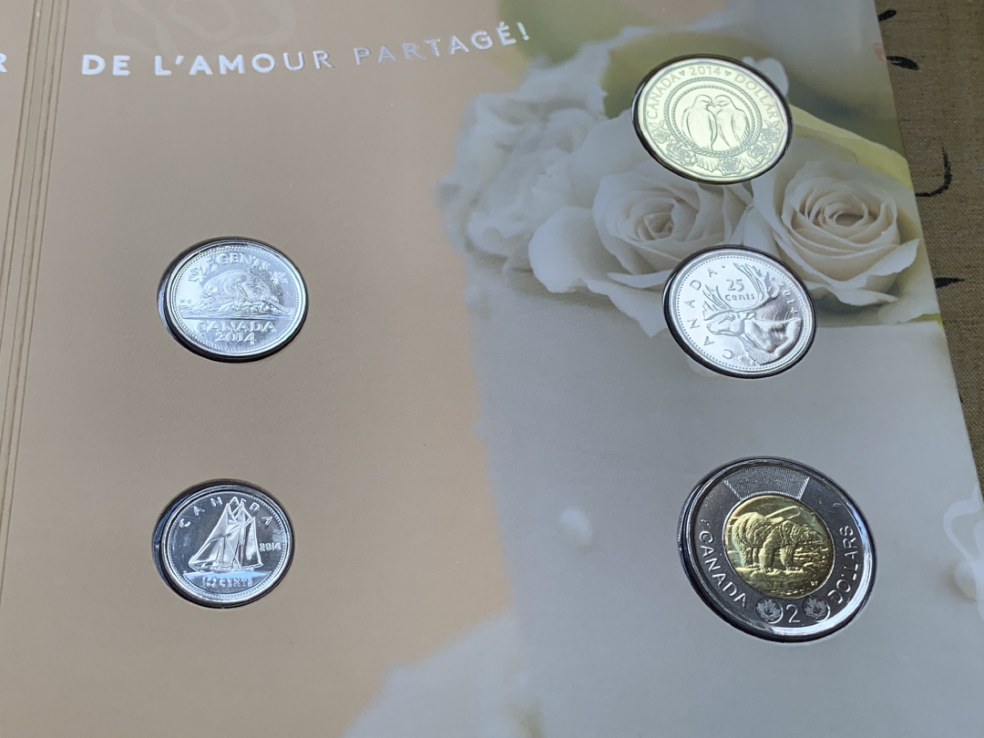 《竞宝斋》第74场-套币裸币专场 本周日，周一，周四.3场连拍（全场不限金额包邮） 2套 卡装 加拿大 2014年 五枚装套币 最大面值2元 原装塑料套子 完美状态