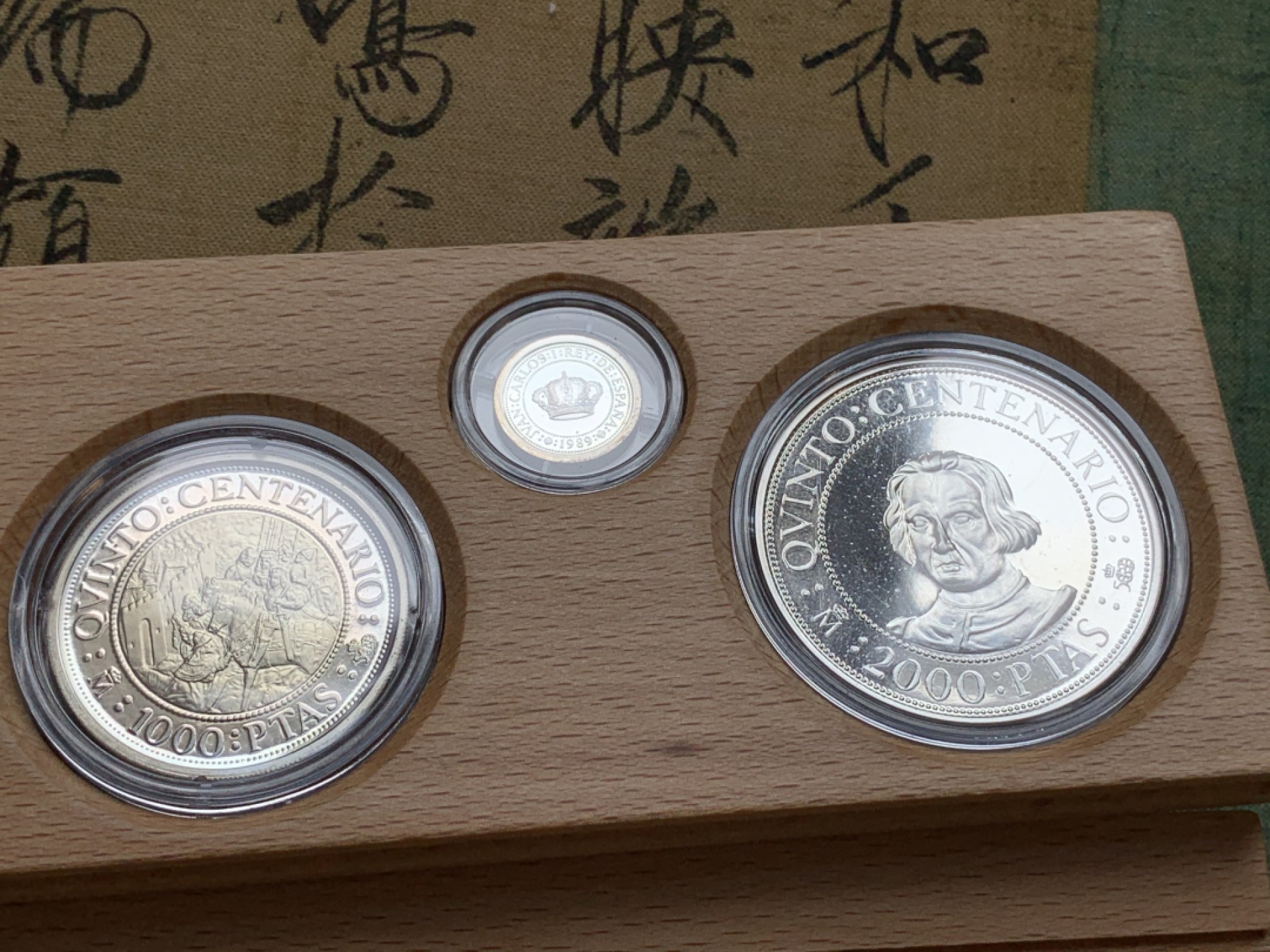 《竞宝斋》第74场-套币裸币专场 本周日，周一，周四.3场连拍（全场不限金额包邮） 原盒证书 西班牙 1989年 五百周年纪念 五枚套 银币 非常漂亮 总计50多克银币