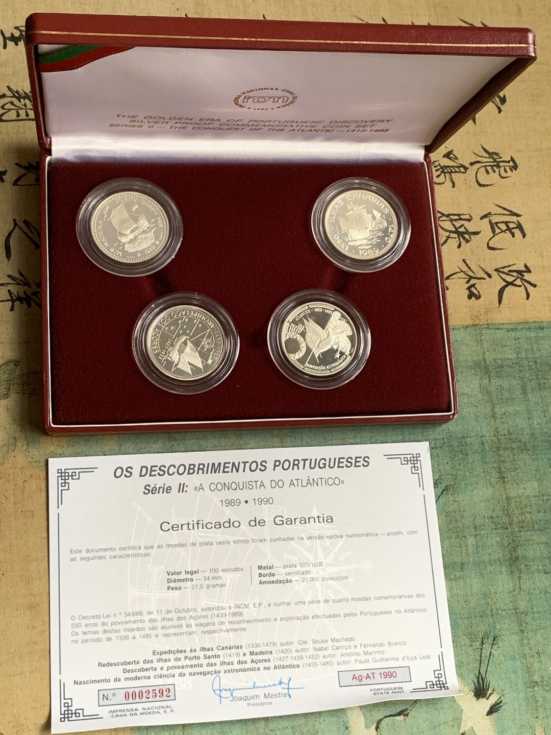 《竞宝斋》第74场-套币裸币专场 本周日，周一，周四.3场连拍（全场不限金额包邮） 原盒证书葡萄牙1990年帆船系列100埃斯库多 精制大银币 一流状态