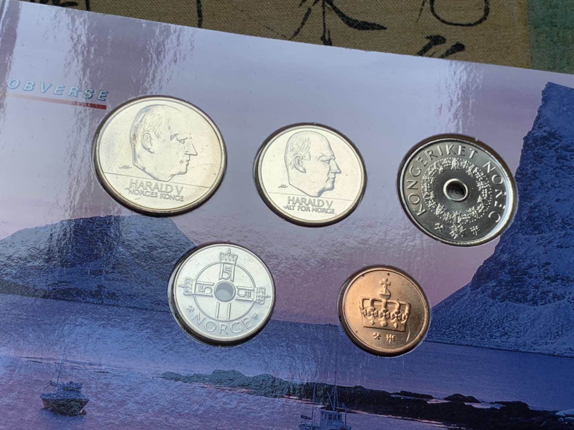 《竞宝斋》第74场-套币裸币专场 本周日，周一，周四.3场连拍（全场不限金额包邮） 卡装 挪威 2000年 哈拉尔五世国王 五枚套 不同面值 封装套币