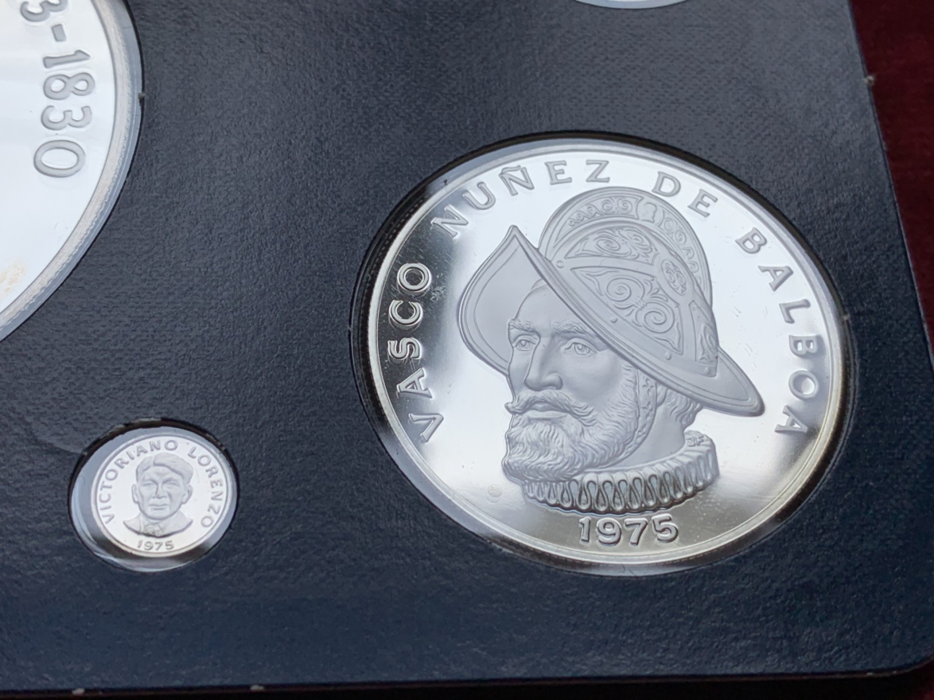 《竞宝斋》第74场-套币裸币专场 本周日，周一，周四.3场连拍（全场不限金额包邮） 原盒证书 巴拿马1975年精制套币9枚 其中三枚最大的是925银币 总银币重量192克