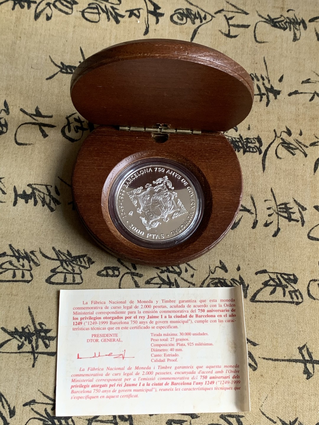 《竞宝斋》第74场-套币裸币专场 本周日，周一，周四.3场连拍（全场不限金额包邮） 原盒证书 西班牙1999年巴塞罗那市政府成立 750 周年 2000比塞塔精制大银币