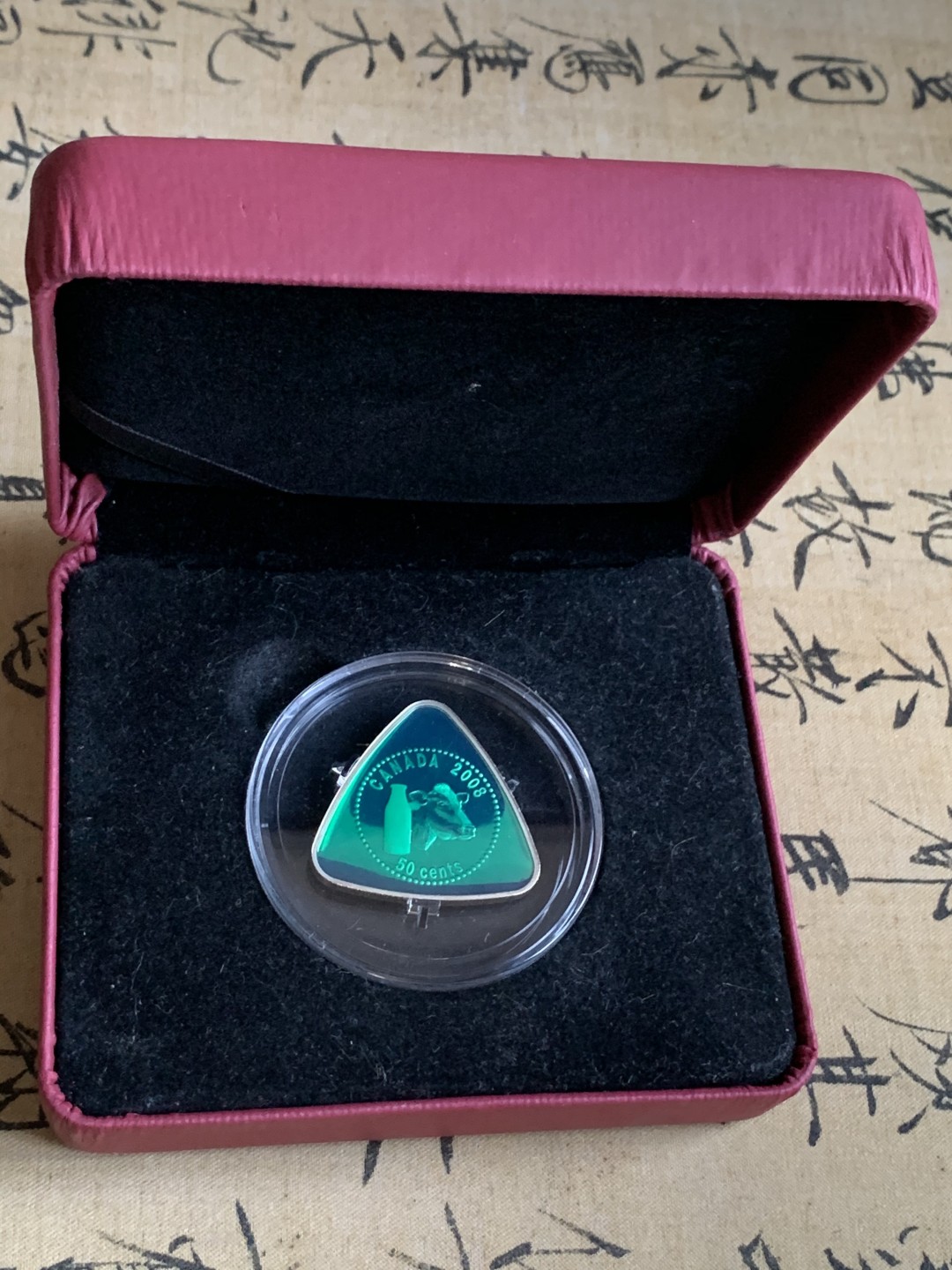 《竞宝斋》第74场-套币裸币专场 本周日，周一，周四.3场连拍（全场不限金额包邮） 原盒证书 加拿大2008年 奶牛三角精制银币 20克925银 加拿大唯一一款三角形银币