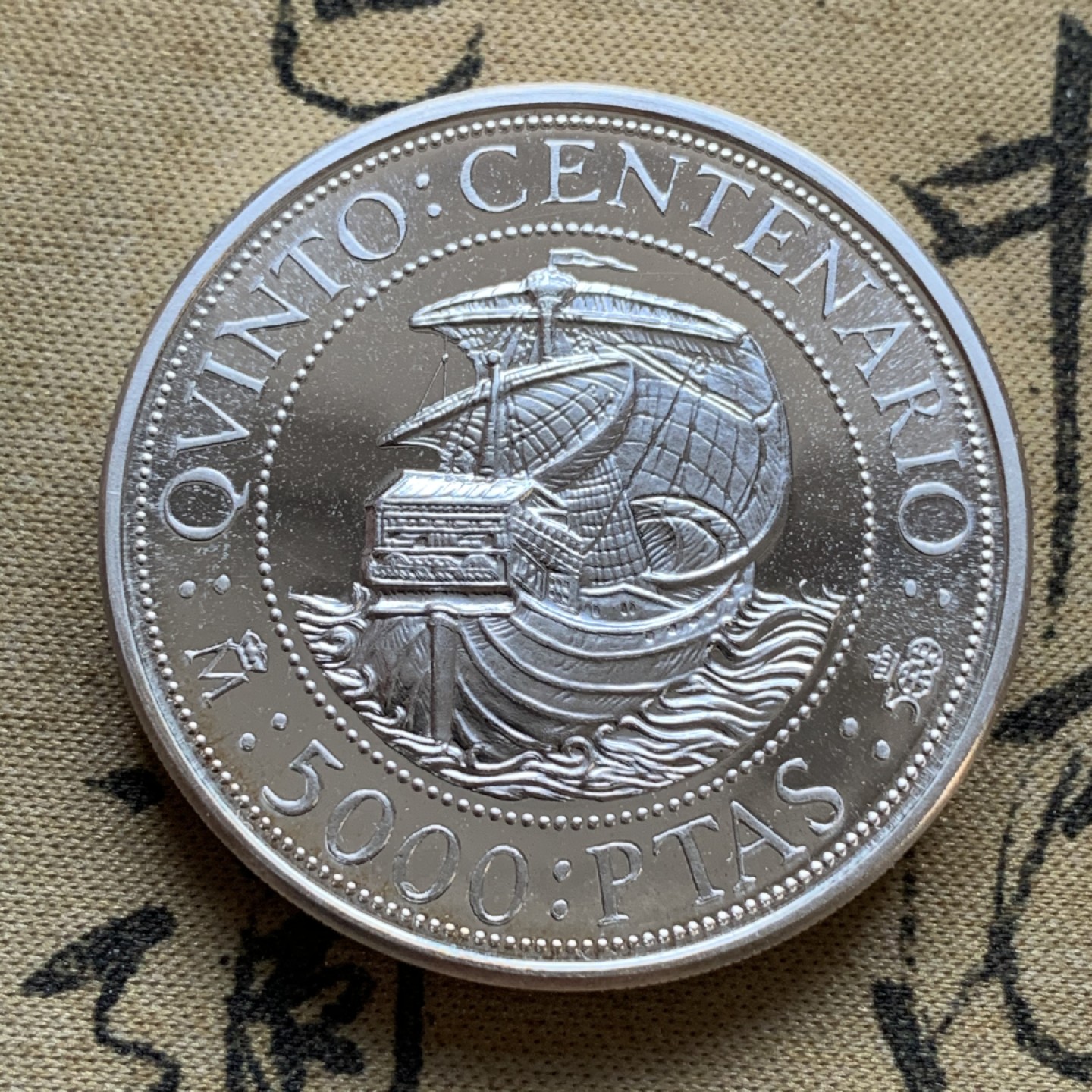 《竞宝斋》第74场-套币裸币专场 本周日，周一，周四.3场连拍（全场不限金额包邮） 获奖币 原盒证书 西班牙 1989年 五百周年纪念 5000比塞塔 大银币 54克