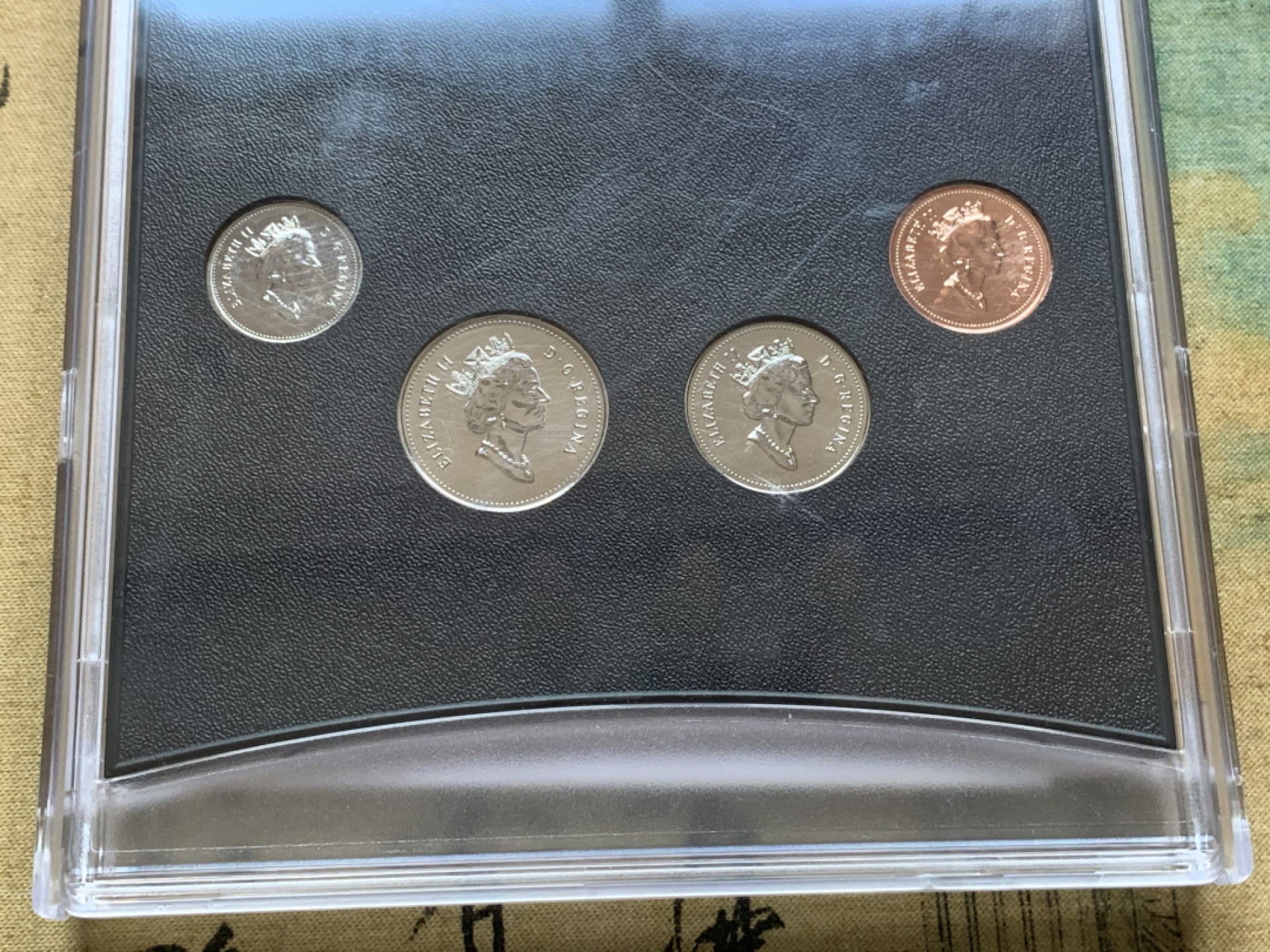 《竞宝斋》第74场-套币裸币专场 本周日，周一，周四.3场连拍（全场不限金额包邮） 卡装 加拿大 1999年 带北极熊2元双色币 七枚套 封装套币