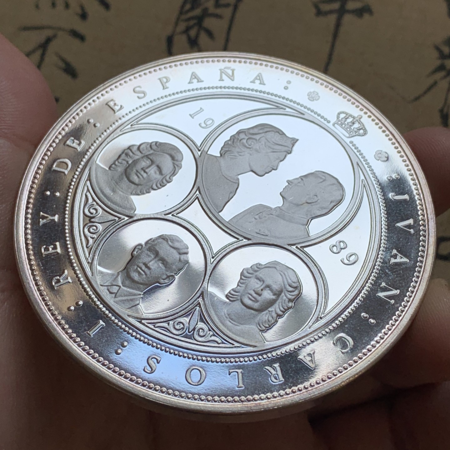 《竞宝斋》第74场-套币裸币专场 本周日，周一，周四.3场连拍（全场不限金额包邮） 原盒证书 西班牙1989年 五百周年纪念精制10000比塞塔大银币168.75克