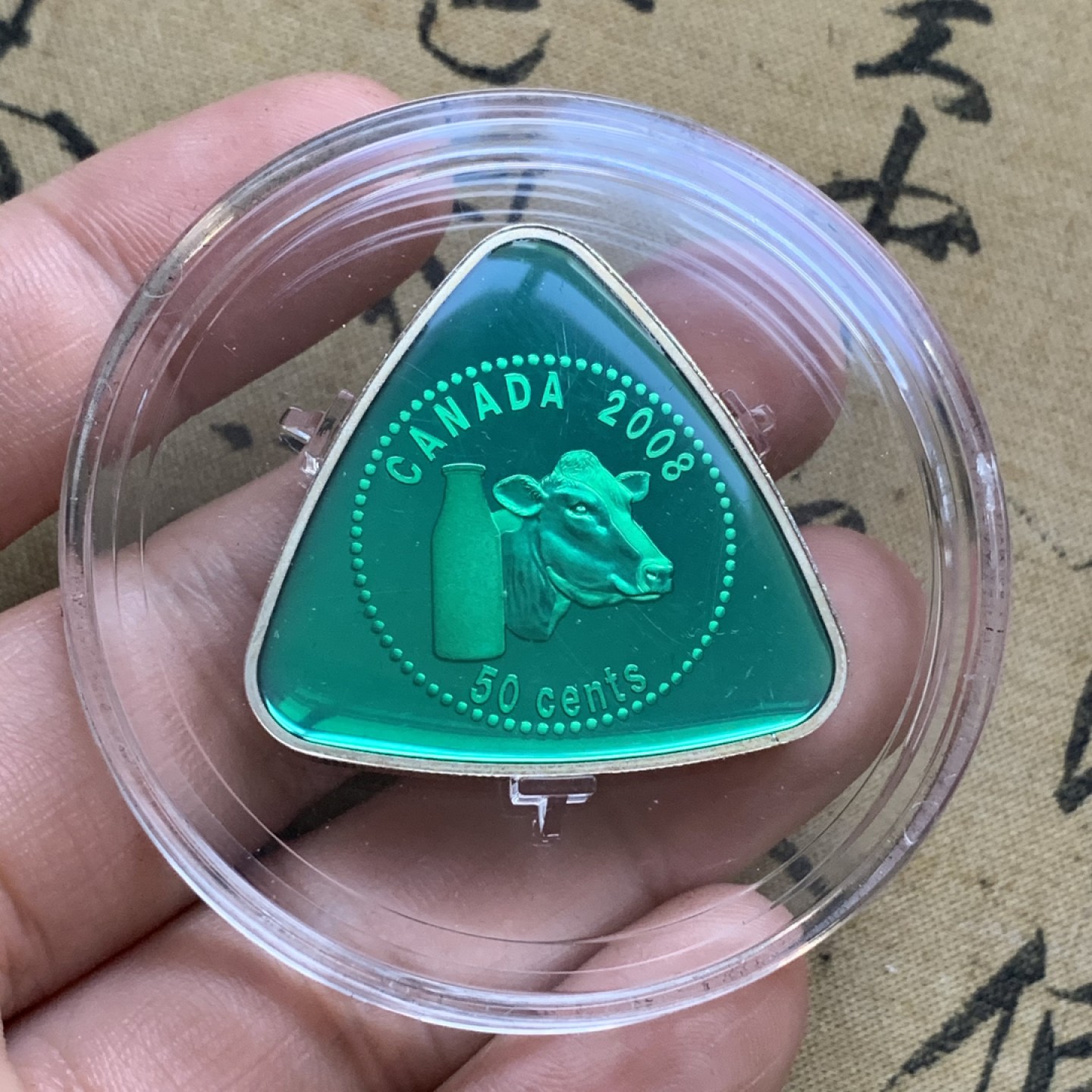 《竞宝斋》第74场-套币裸币专场 本周日，周一，周四.3场连拍（全场不限金额包邮） 原盒证书 加拿大2008年 奶牛三角精制银币 20克925银 加拿大唯一一款三角形银币