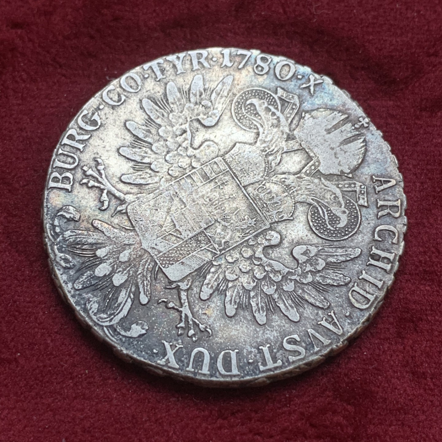 《竞宝斋》第74场-套币裸币专场 本周日，周一，周四.3场连拍（全场不限金额包邮） 双须版  奥地利 1780年 大奶妈银币  原味包浆 边铭厚实 保存的很好 大约二战时期后铸