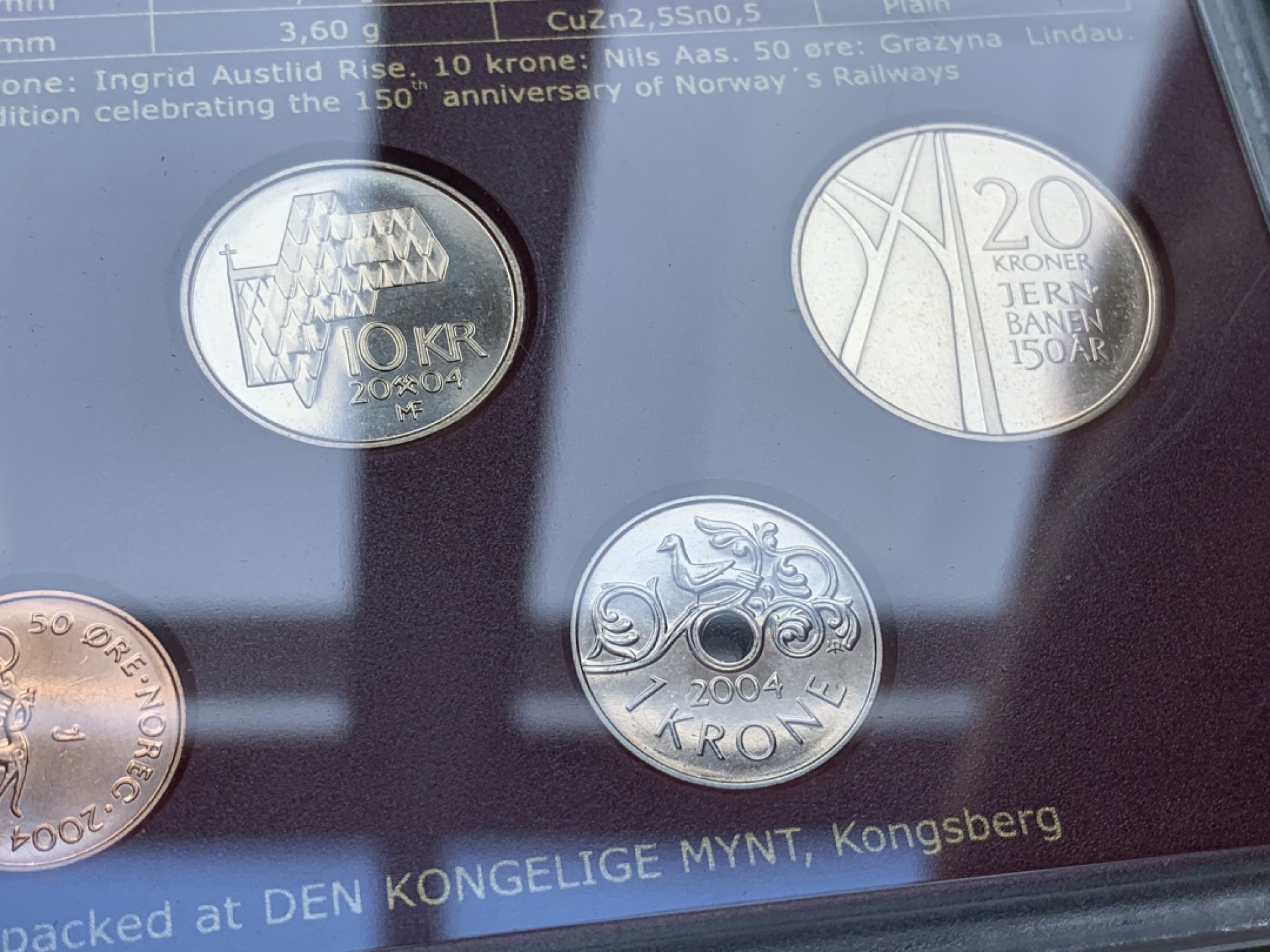 《竞宝斋》第74场-套币裸币专场 本周日，周一，周四.3场连拍（全场不限金额包邮） 卡装 挪威 2004年 哈拉尔五世国王 五枚套 不同面值 封装套币