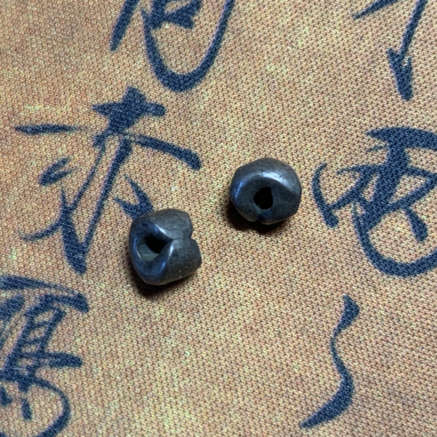 《竞宝斋》第74场-套币裸币专场 本周日，周一，周四.3场连拍（全场不限金额包邮） 2枚一组 泰国 暹罗时期 屁股银 2枚 单枚重量1.42克   少见品种