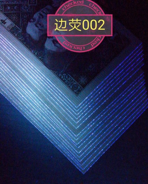 897场 8001－3爱的流星雨002边荧光，强四边荧光裸币，M8P6405002。002边荧主要在西安、北京厂个别冠个别流水，一捆中仅第2张为边荧