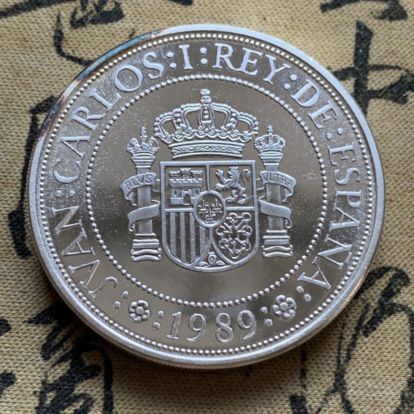 《竞宝斋》第74场-套币裸币专场 本周日，周一，周四.3场连拍（全场不限金额包邮） 获奖币 原盒证书 西班牙 1989年 五百周年纪念 5000比塞塔 大银币 54克