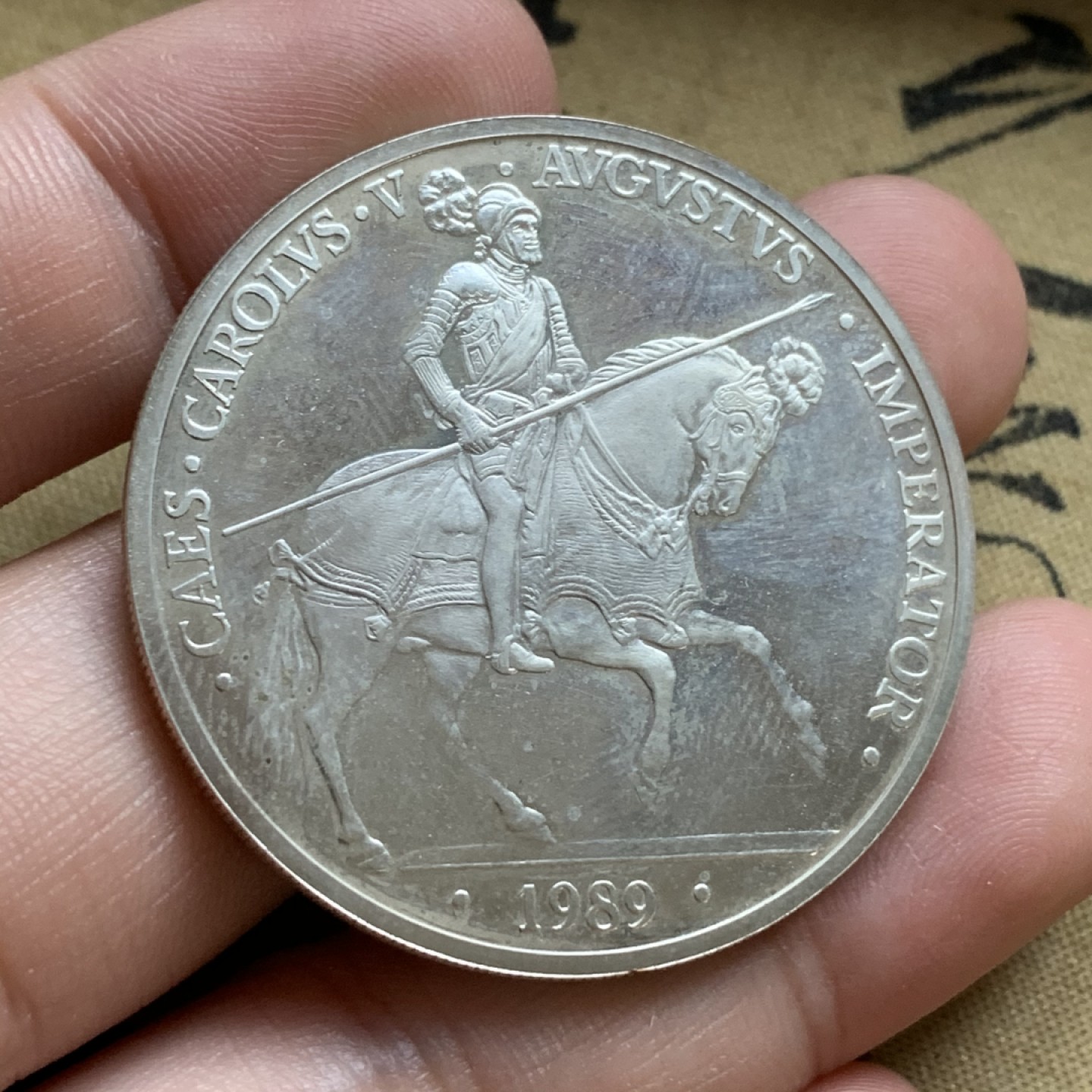 《竞宝斋》第74场-套币裸币专场 本周日，周一，周四.3场连拍（全场不限金额包邮） 原盒证书 西班牙 1989年 骑士 1989年 5ECU 大银币 33.62克