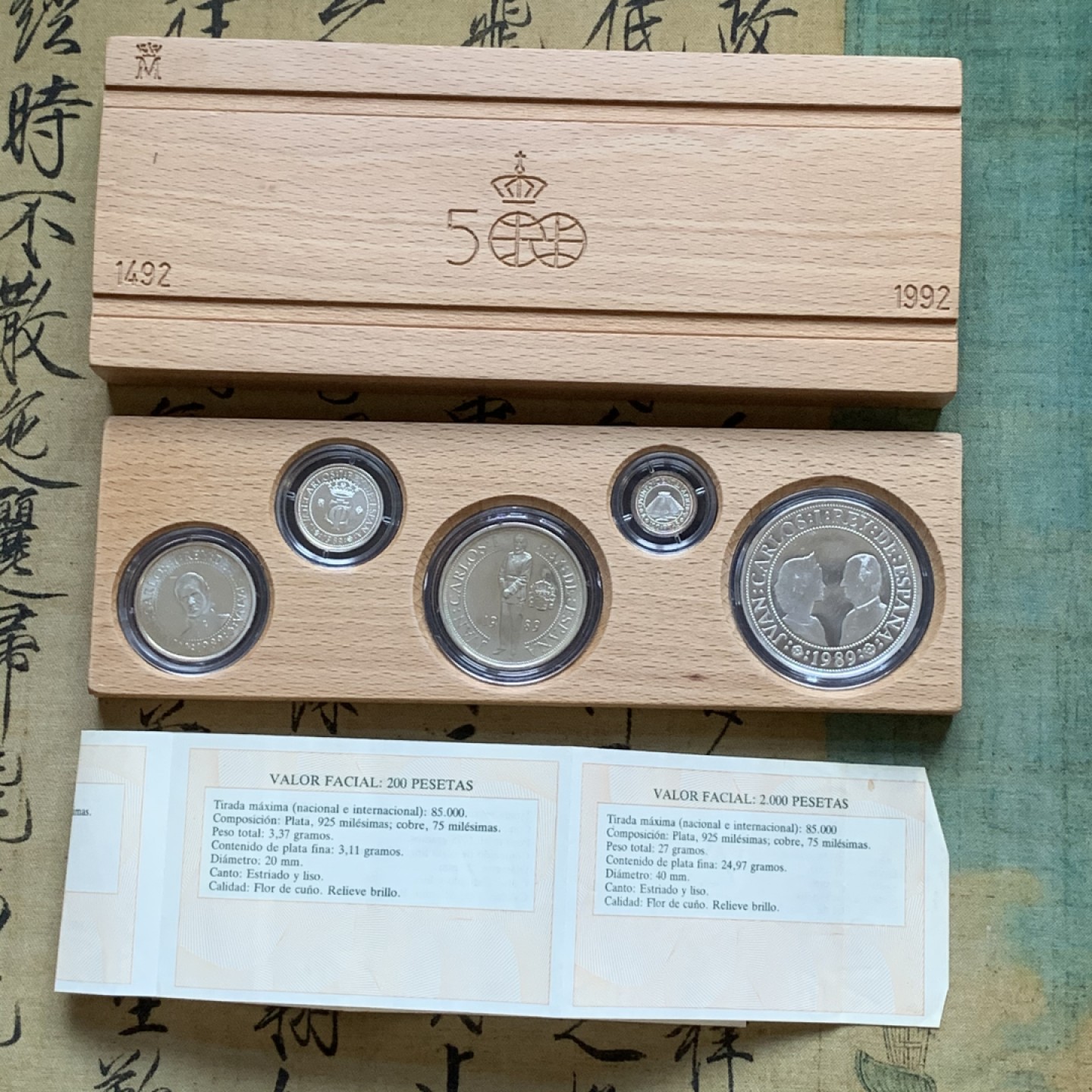 《竞宝斋》第74场-套币裸币专场 本周日，周一，周四.3场连拍（全场不限金额包邮） 原盒证书 西班牙 1989年 五百周年纪念 五枚套 银币 非常漂亮 总计50多克银币