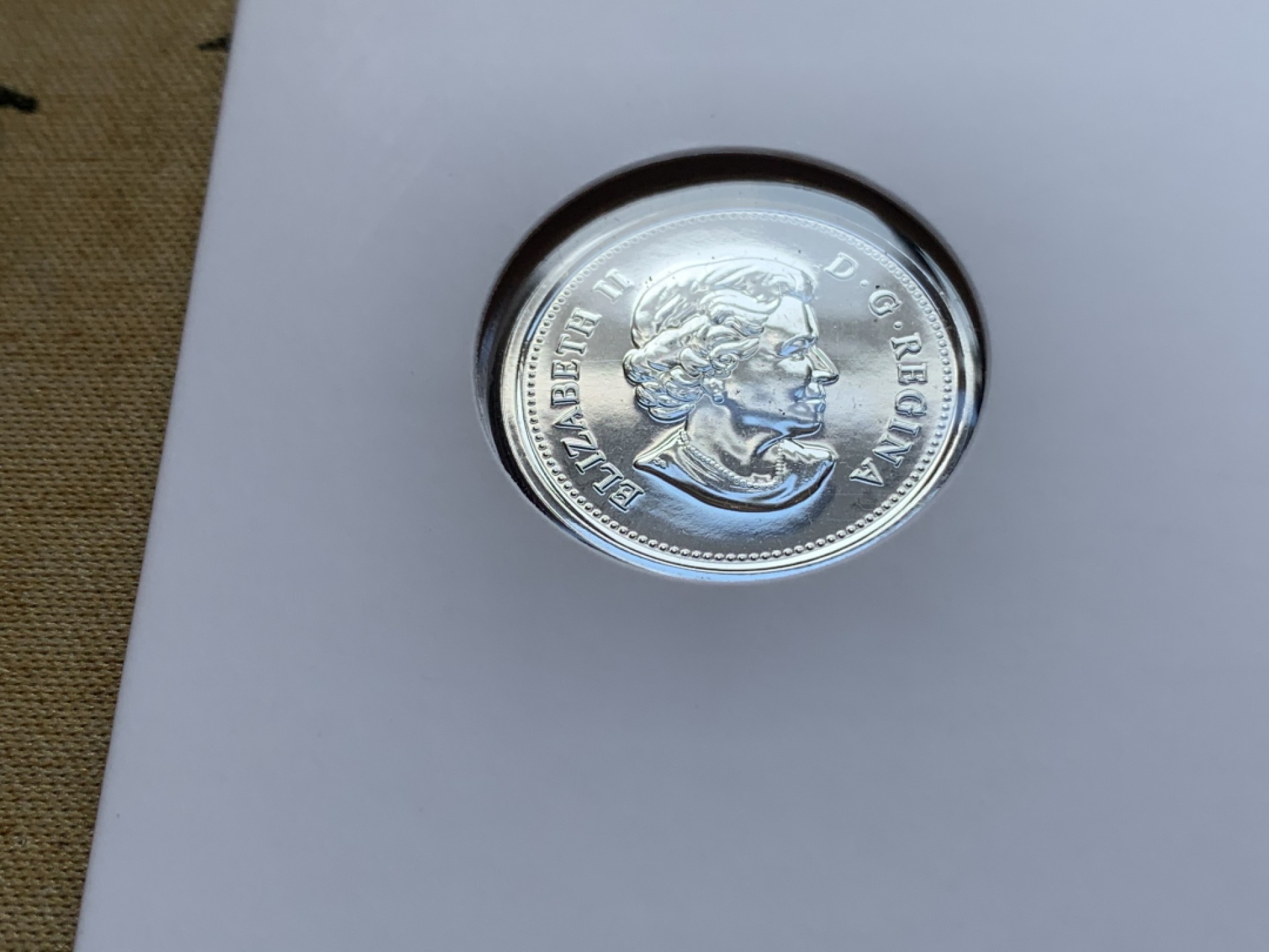 《竞宝斋》第74场-套币裸币专场 本周日，周一，周四.3场连拍（全场不限金额包邮） 3套 礼品装 加拿大 2010年 七枚装套币 其中一枚彩色枫叶 原装塑料套子 完美状态