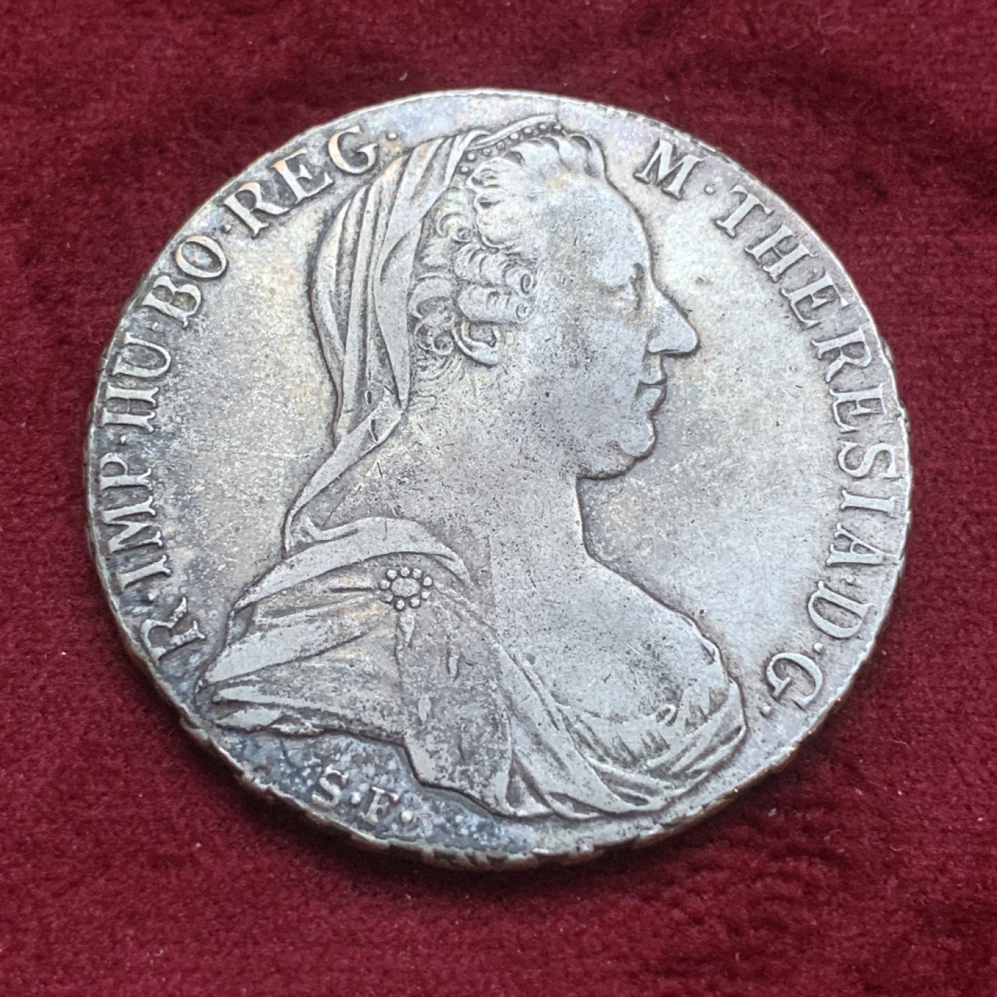 《竞宝斋》第74场-套币裸币专场 本周日，周一，周四.3场连拍（全场不限金额包邮） 双须版  奥地利 1780年 大奶妈银币  原味包浆 边铭厚实 保存的很好 大约二战时期后铸