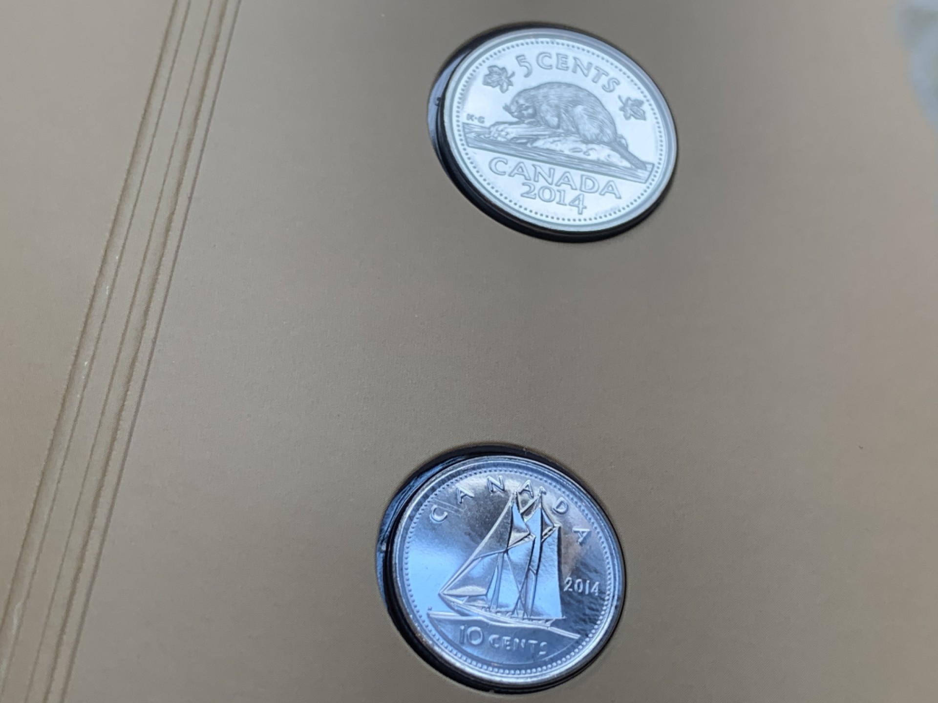 《竞宝斋》第74场-套币裸币专场 本周日，周一，周四.3场连拍（全场不限金额包邮） 2套 卡装 加拿大 2014年 五枚装套币 最大面值2元 原装塑料套子 完美状态