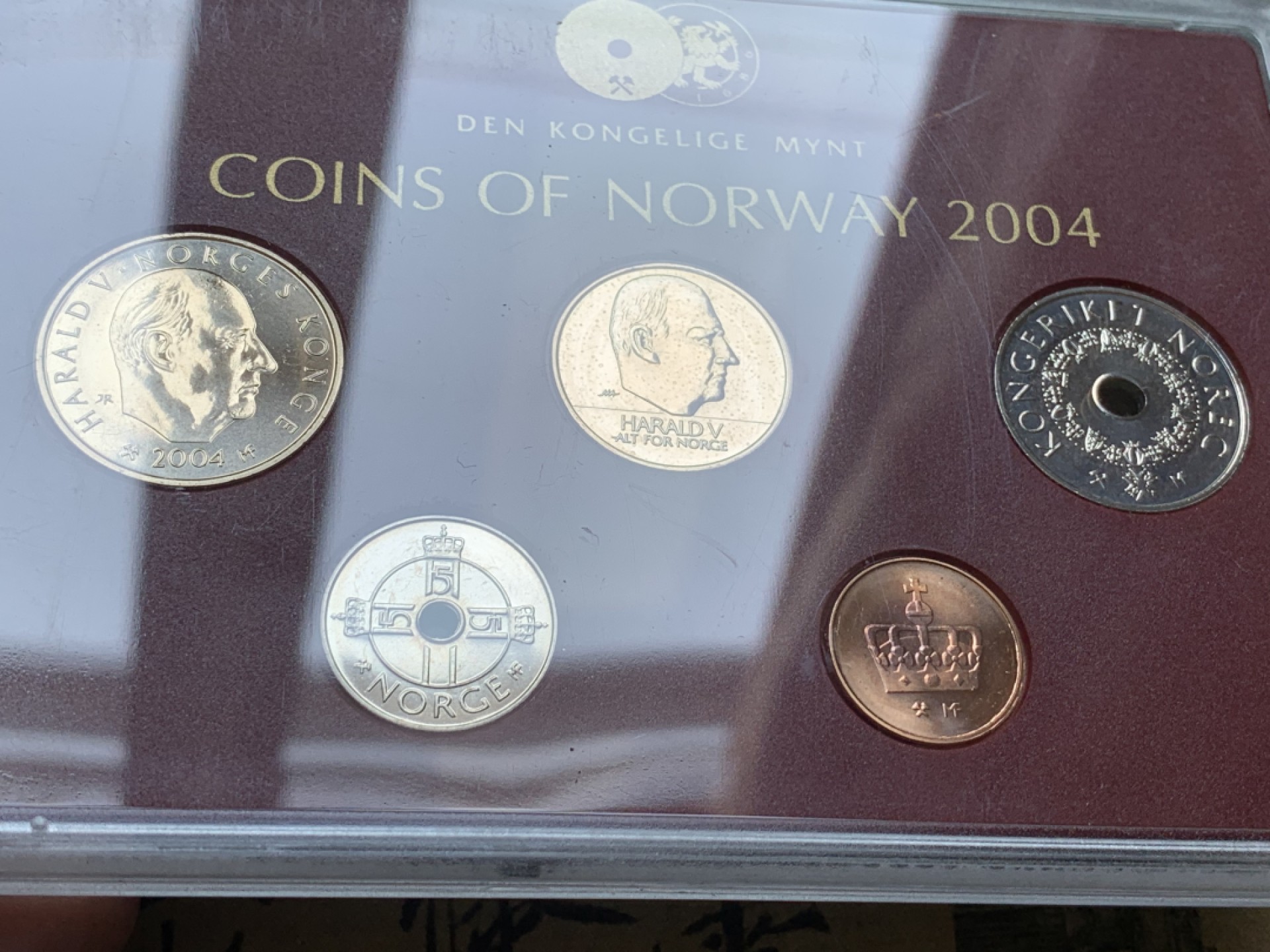 《竞宝斋》第74场-套币裸币专场 本周日，周一，周四.3场连拍（全场不限金额包邮） 卡装 挪威 2004年 哈拉尔五世国王 五枚套 不同面值 封装套币