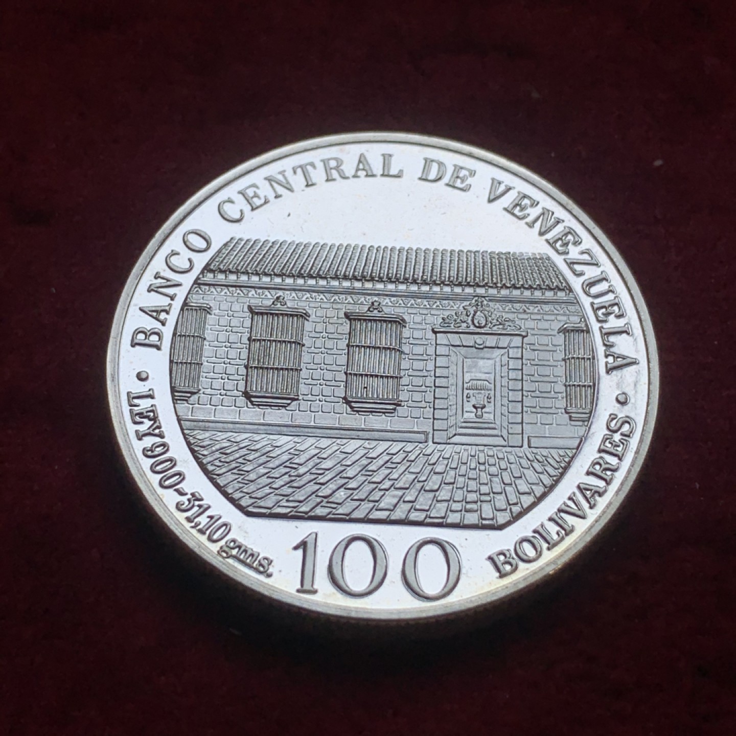 《竞宝斋》第74场-套币裸币专场 本周日，周一，周四.3场连拍（全场不限金额包邮） 委内瑞拉 1983年 西蒙·玻利瓦尔诞辰二百周年 100元精制大银币 31.1克