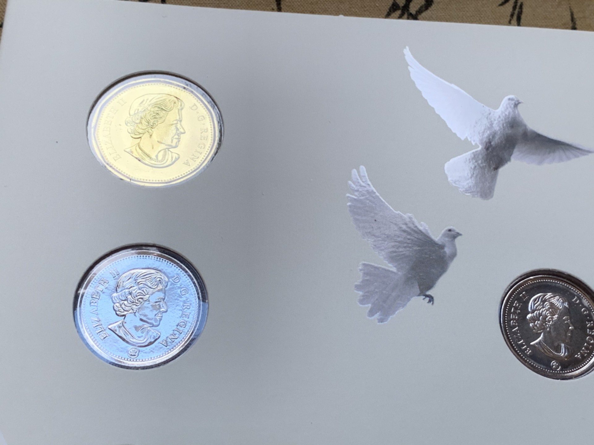 《竞宝斋》第74场-套币裸币专场 本周日，周一，周四.3场连拍（全场不限金额包邮） 2套 卡装 加拿大 2014年 五枚装套币 最大面值2元 原装塑料套子 完美状态