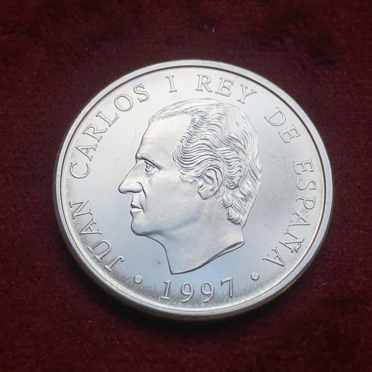 《竞宝斋》第74场-套币裸币专场 本周日，周一，周四.3场连拍（全场不限金额包邮） 原封装西班牙1997年唐诘柯德2000比塞塔大银币 18克