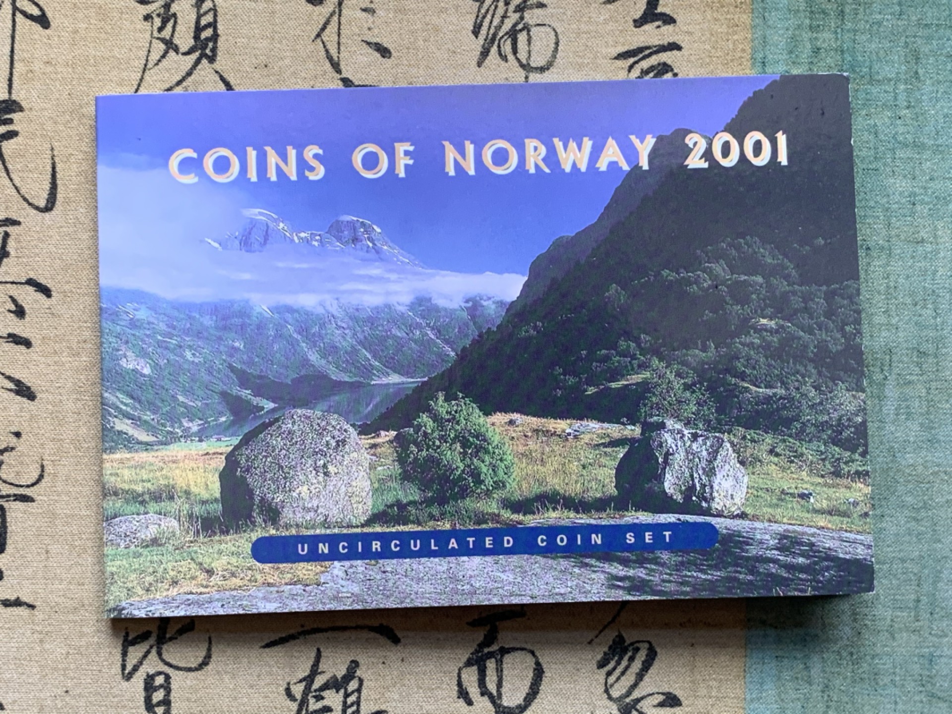 《竞宝斋》第74场-套币裸币专场 本周日，周一，周四.3场连拍（全场不限金额包邮） 卡装 挪威 2001年 哈拉尔五世国王 五枚套 不同面值 封装套币