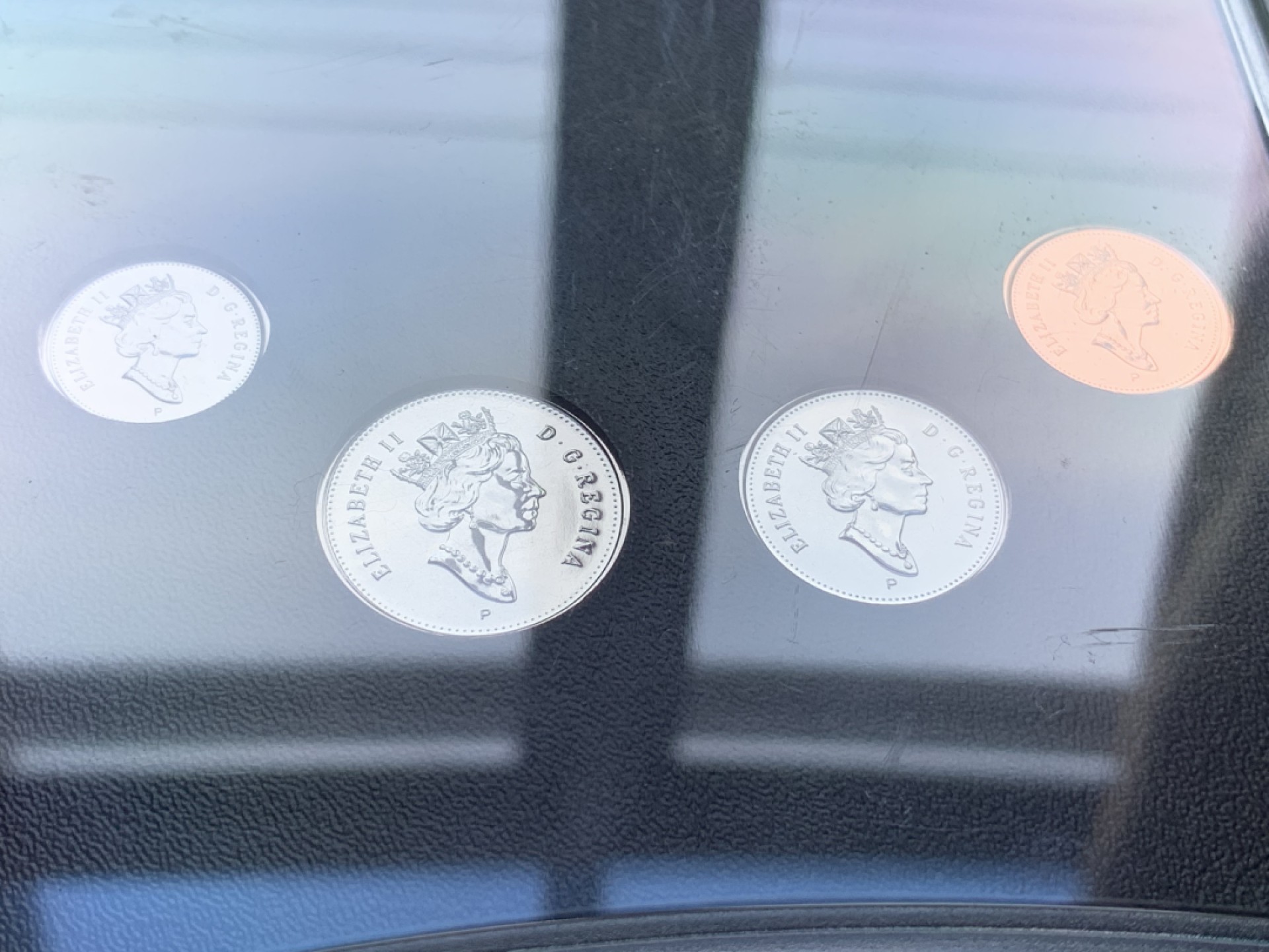 《竞宝斋》第74场-套币裸币专场 本周日，周一，周四.3场连拍（全场不限金额包邮） 卡装 加拿大 2003年 带北极熊2元双色币 七枚套 封装套币