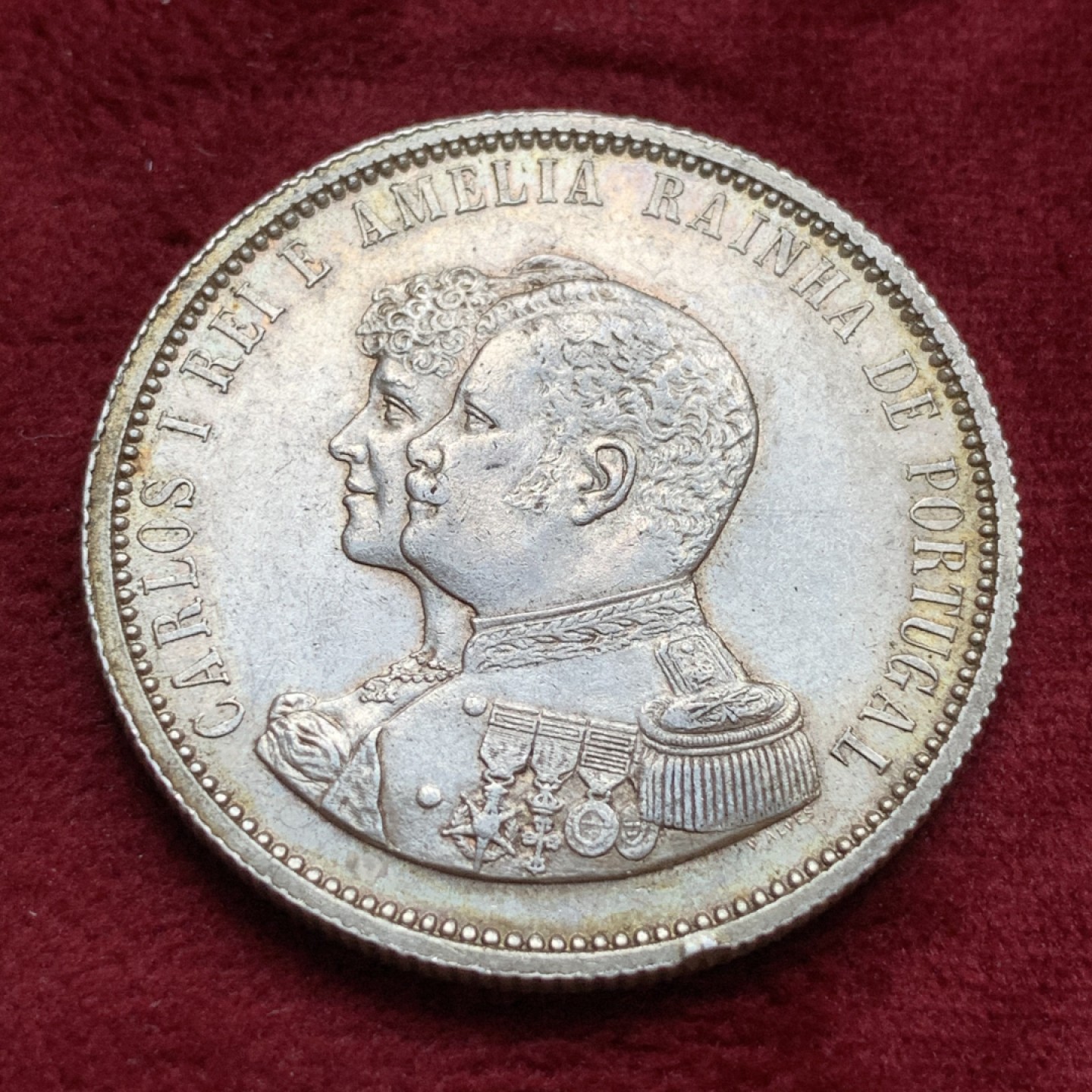 《竞宝斋》第74场-套币裸币专场 本周日，周一，周四.3场连拍（全场不限金额包邮） 葡萄牙1898年发现印度五百周年纪念1000瑞斯大银币 五彩带光好品