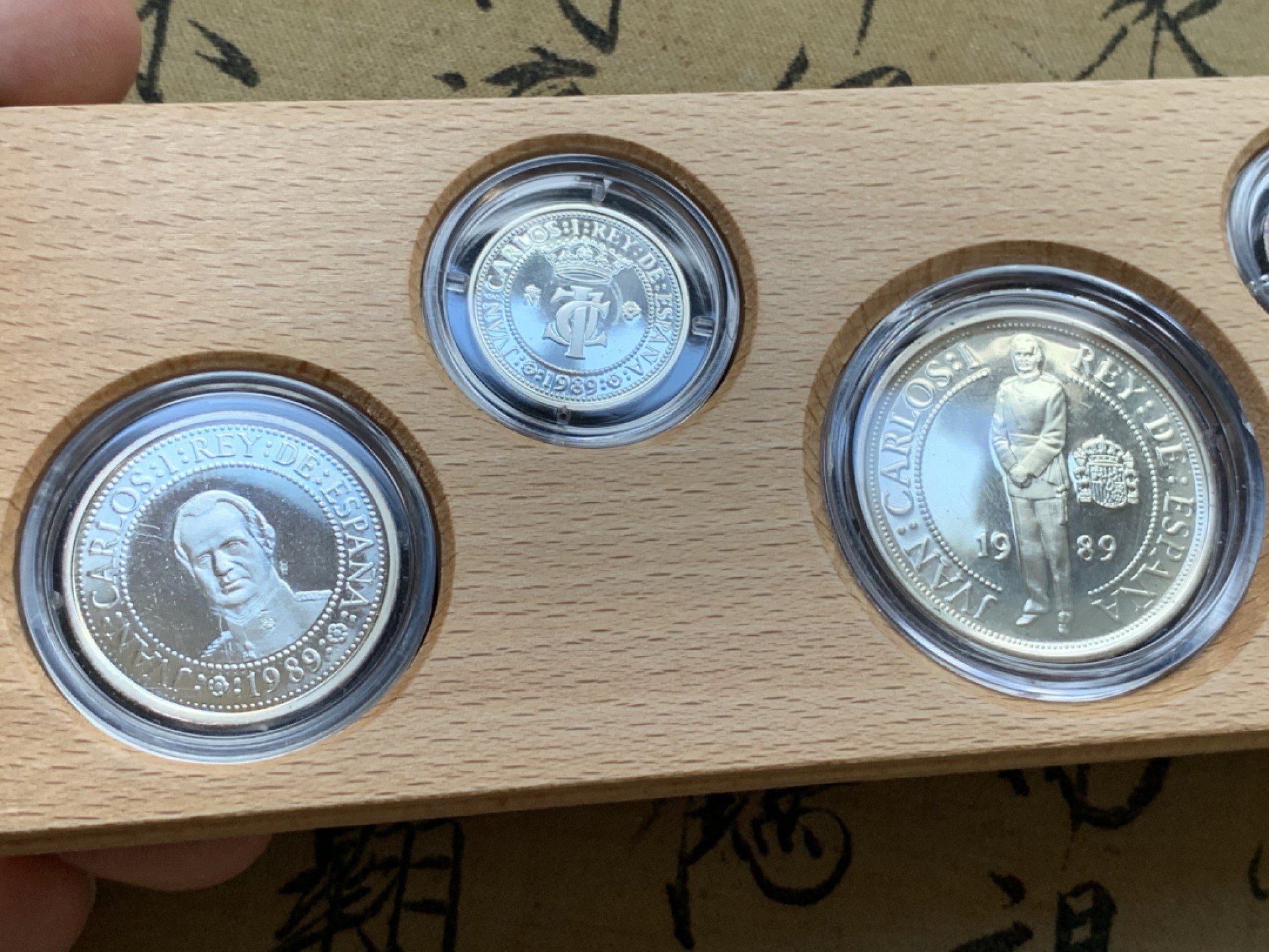 《竞宝斋》第74场-套币裸币专场 本周日，周一，周四.3场连拍（全场不限金额包邮） 原盒证书 西班牙 1989年 五百周年纪念 五枚套 银币 非常漂亮 总计50多克银币