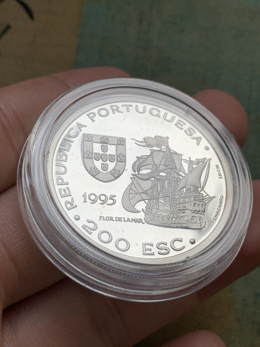 《竞宝斋》第74场-套币裸币专场 本周日，周一，周四.3场连拍（全场不限金额包邮） 原盒证书 葡萄牙1995年发现新大陆帆船系列200埃斯库多精制大银币 单枚26.5克