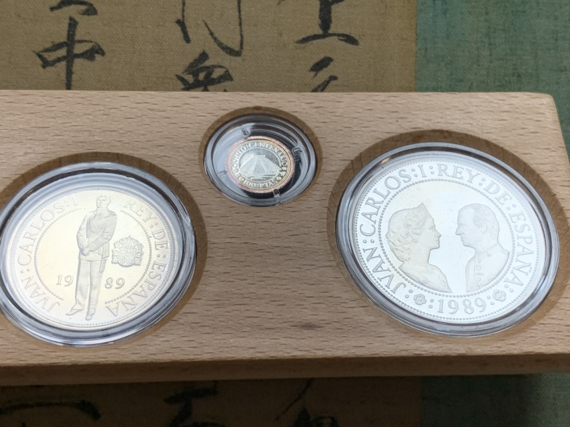 《竞宝斋》第74场-套币裸币专场 本周日，周一，周四.3场连拍（全场不限金额包邮） 原盒证书 西班牙 1989年 五百周年纪念 五枚套 银币 非常漂亮 总计50多克银币