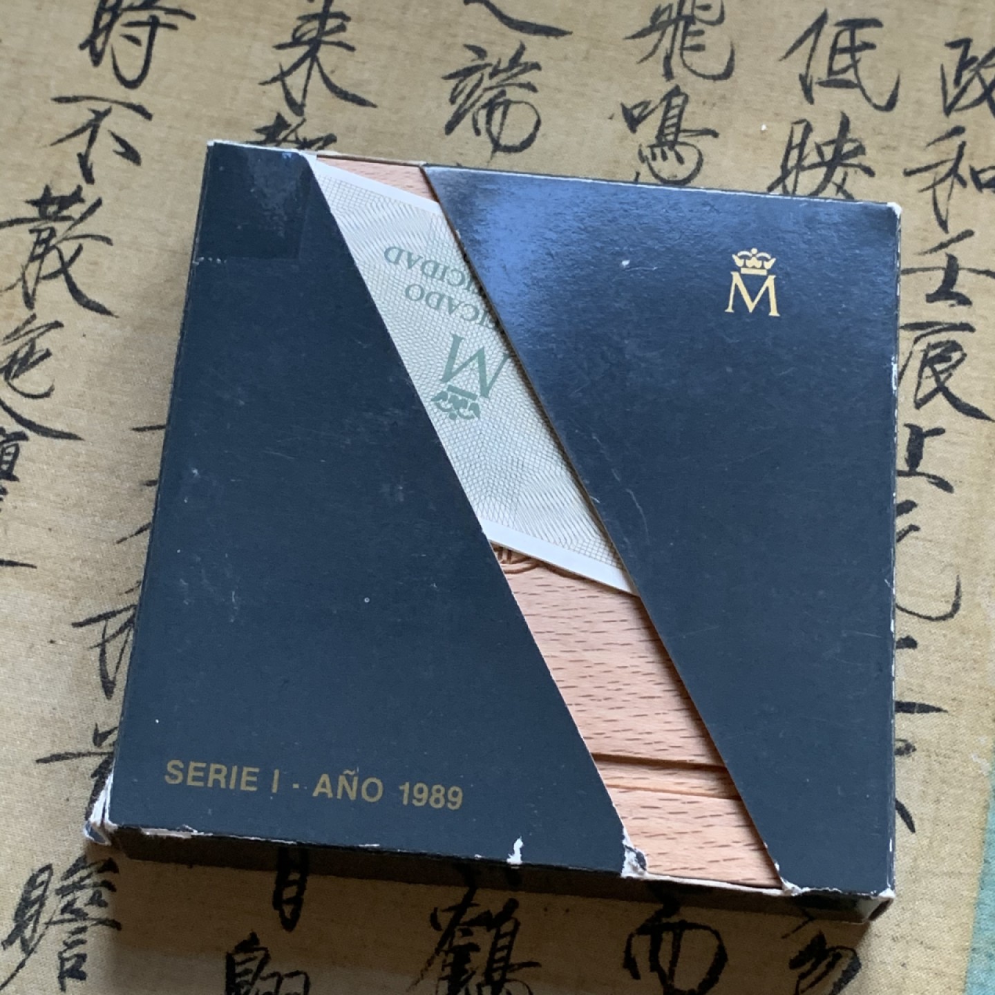 《竞宝斋》第74场-套币裸币专场 本周日，周一，周四.3场连拍（全场不限金额包邮） 原盒证书 西班牙1989年 五百周年纪念精制10000比塞塔大银币168.75克