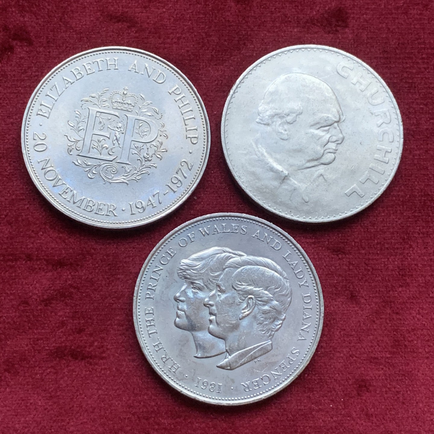 《竞宝斋》第74场-套币裸币专场 本周日，周一，周四.3场连拍（全场不限金额包邮） 英国 克朗型大型纪念币3枚一组 1965丘吉尔1克朗+伊丽莎白与菲利普结婚25周年纪念+戴安娜与查尔斯结婚纪念