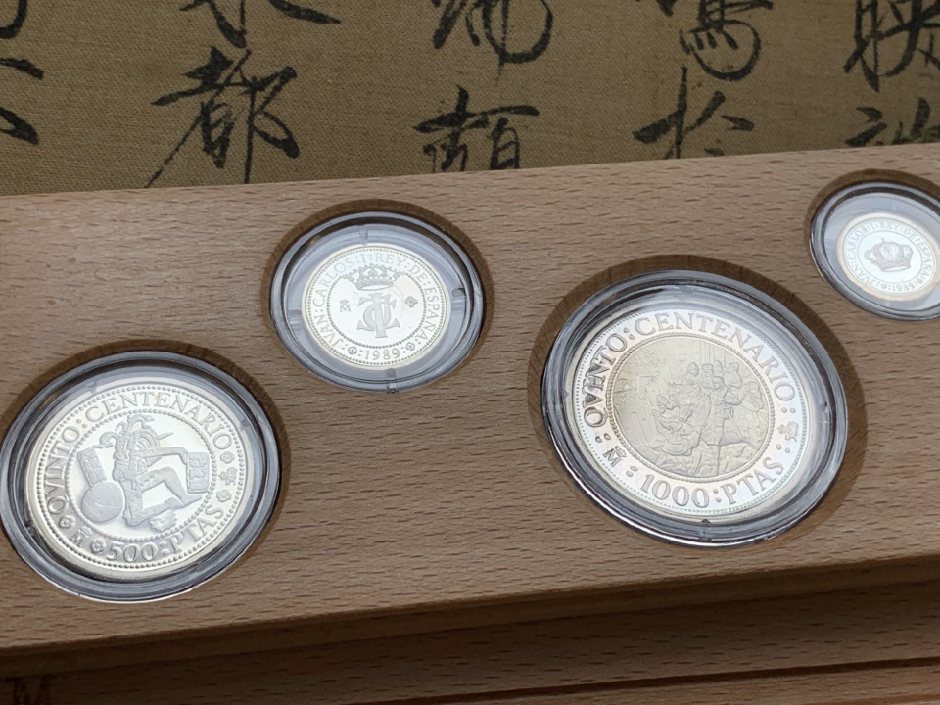 《竞宝斋》第74场-套币裸币专场 本周日，周一，周四.3场连拍（全场不限金额包邮） 原盒证书 西班牙 1989年 五百周年纪念 五枚套 银币 非常漂亮 总计50多克银币