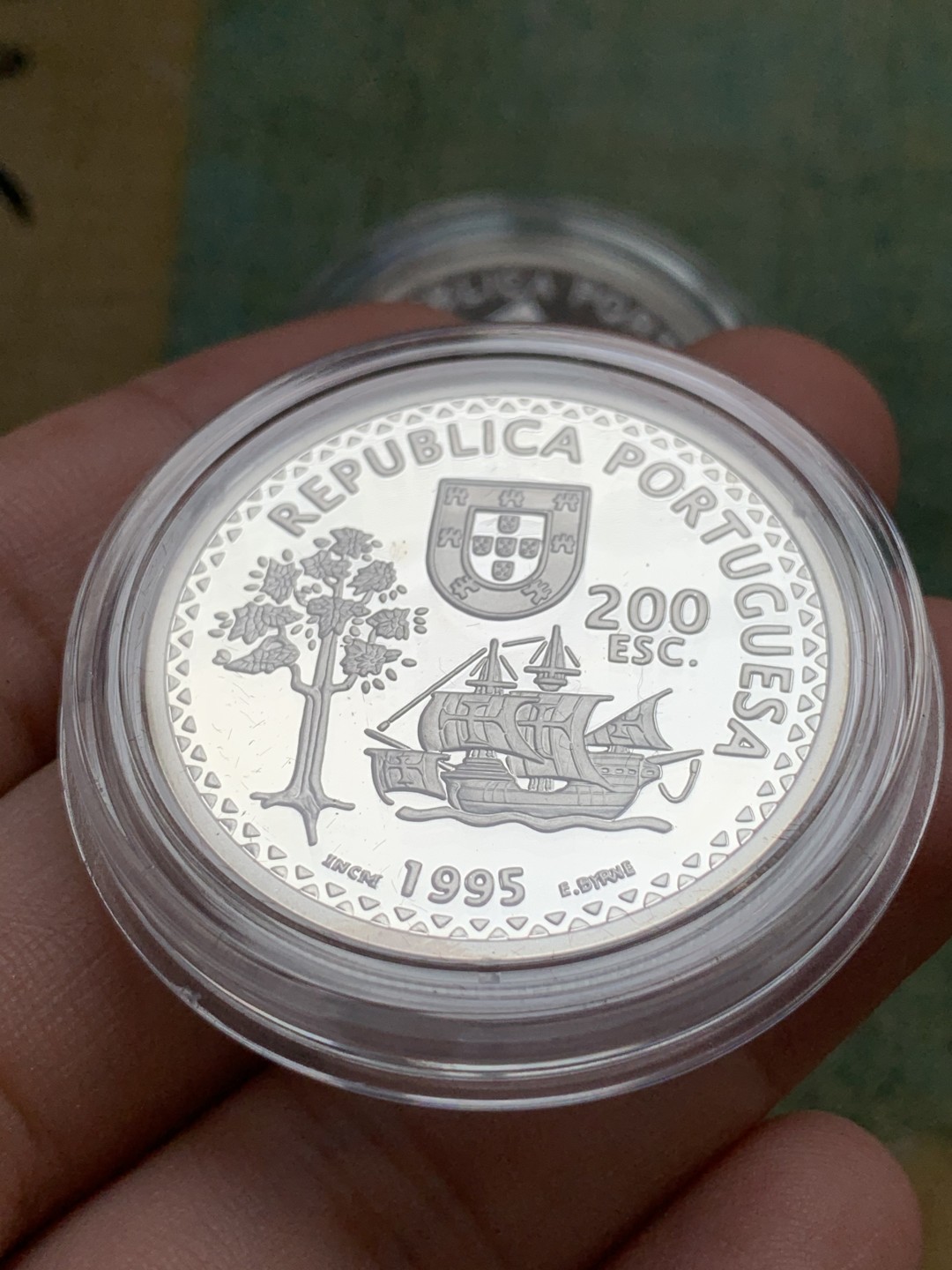《竞宝斋》第74场-套币裸币专场 本周日，周一，周四.3场连拍（全场不限金额包邮） 原盒证书 葡萄牙1995年发现新大陆帆船系列200埃斯库多精制大银币 单枚26.5克